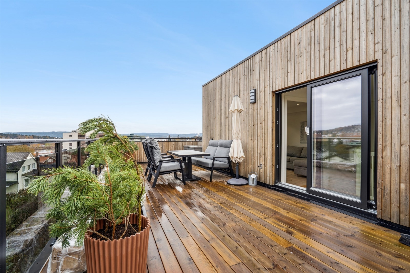 Den store takterrassen er en av boligens fremste kvaliteter, med god plass til utemøbler. Galleribilde