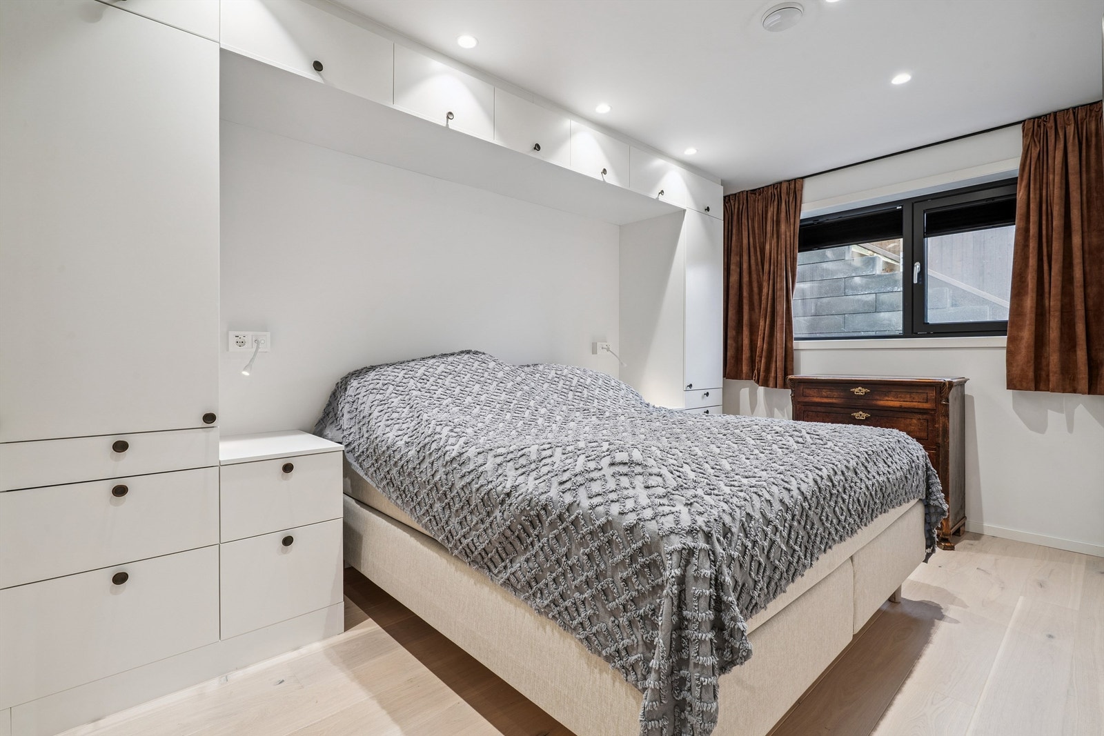 Soverommet i sokkeletasjen har rikelig med plassbygget skapplass og god belysning. Galleribilde