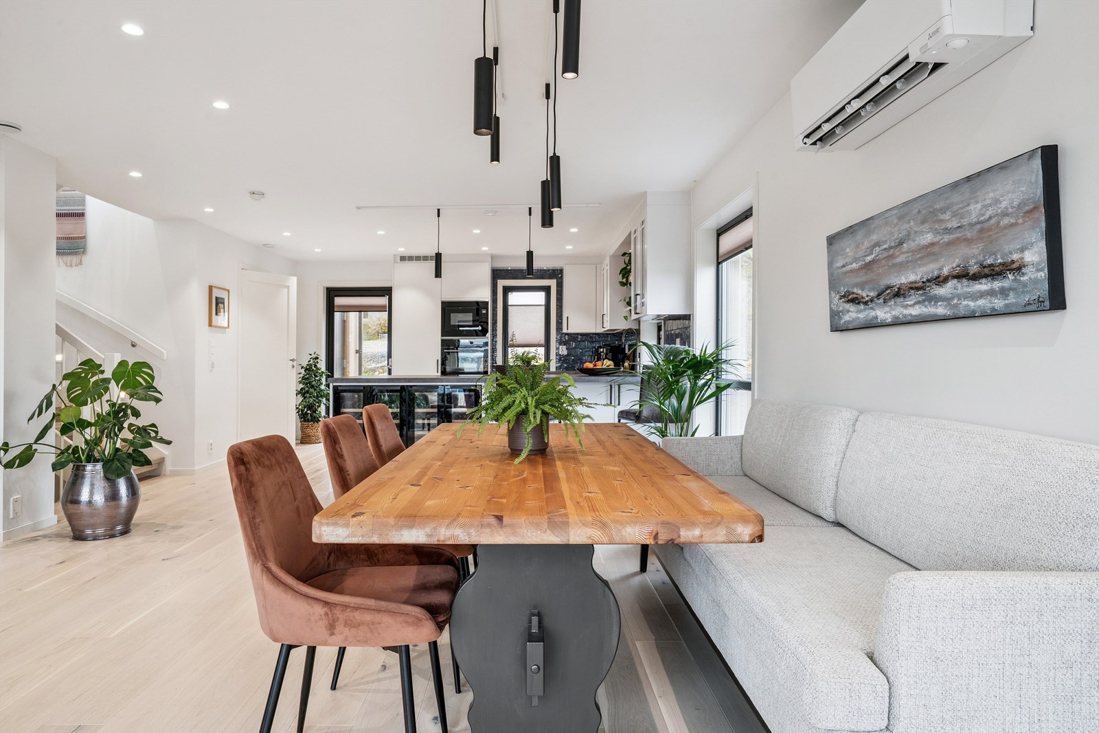 Spisestuen fungerer som et naturlig bindeledd mellom kjøkkenet og stuen. Galleribilde