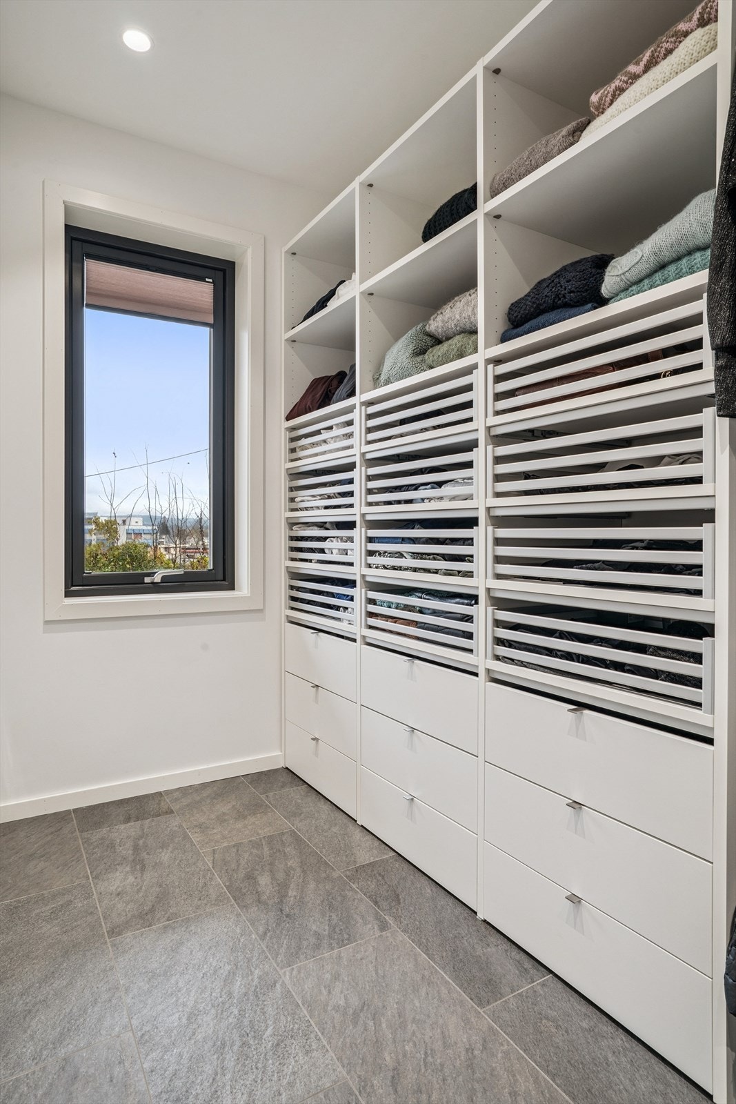 Praktisk bod i sokkeletasjen, her innredet som et oversiktlig walk-in-closet. Galleribilde