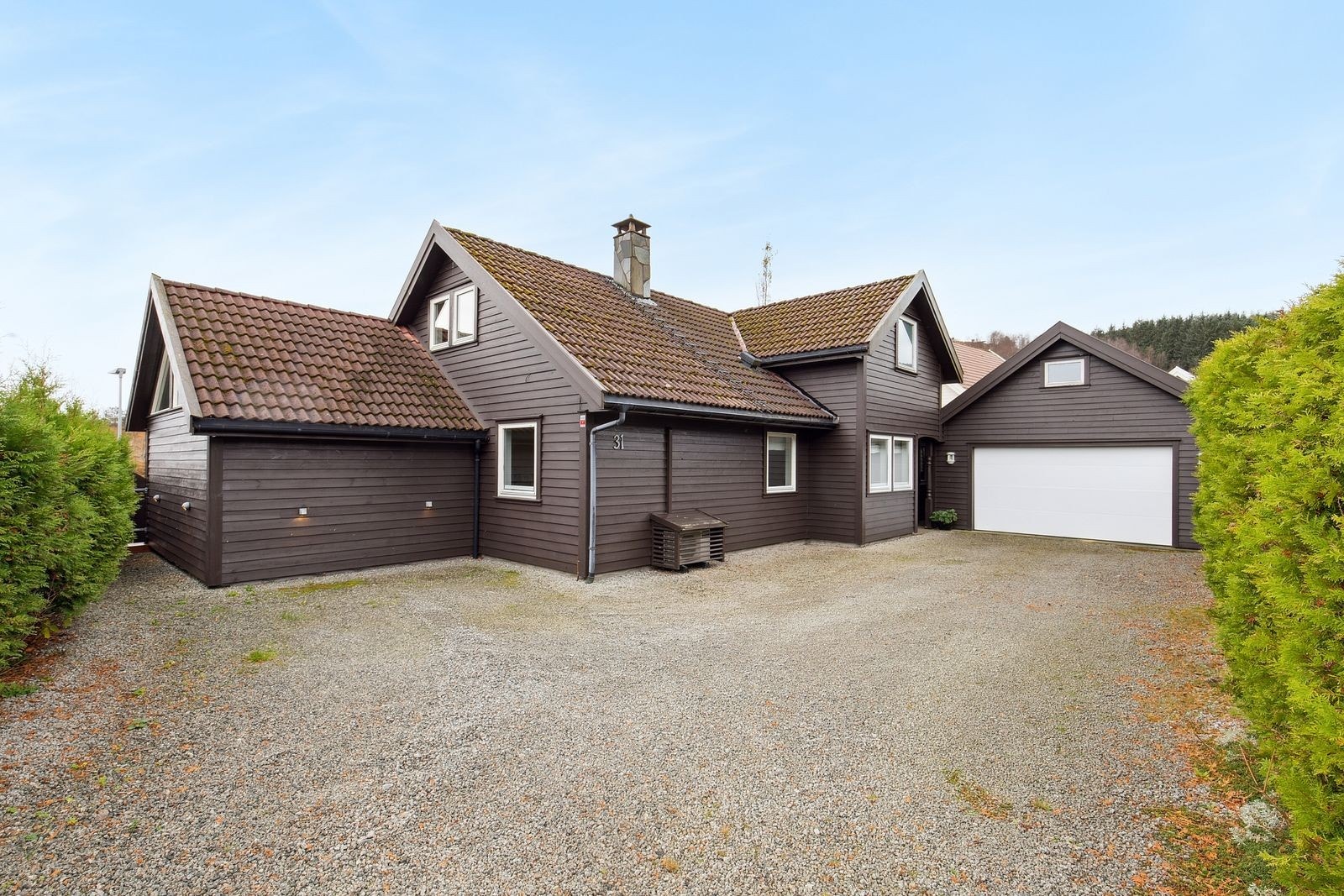 Romslig bolig med stort gårdsrom, plass til flere biler Galleribilde