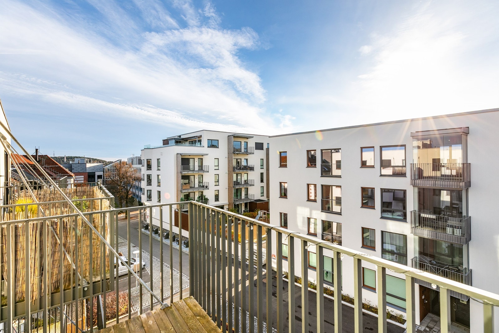 I denne moderne leiligheten fra 2019 bor du høyt og luftig i øverste etasje. På balkongen er det både fint utsyn å se og gode solforhold dagen gjennom. Galleribilde