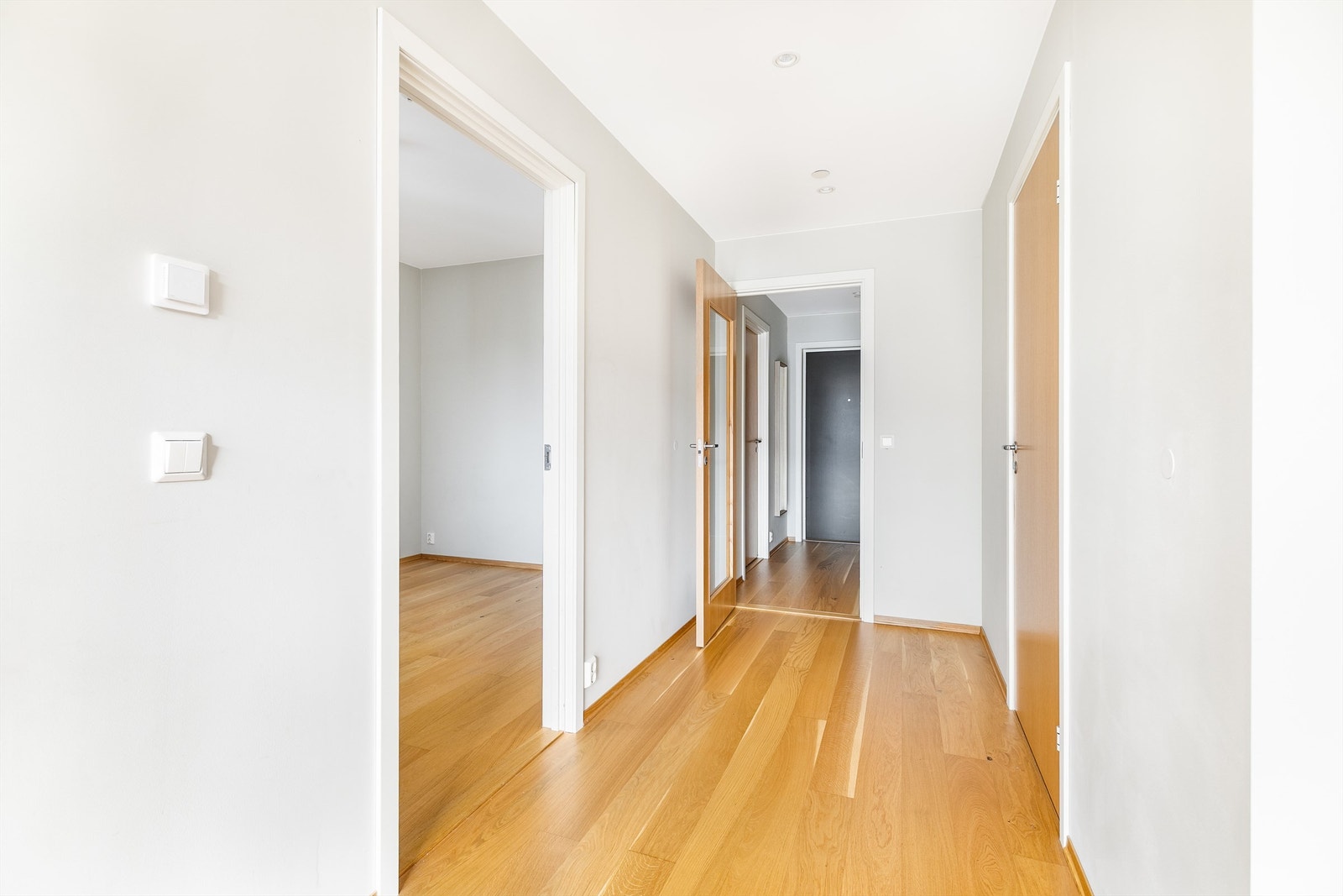 Leilighetens soverom og bad er samlet i praktisk nærhet omkring gangen, mellom stuen og entreen. Galleribilde