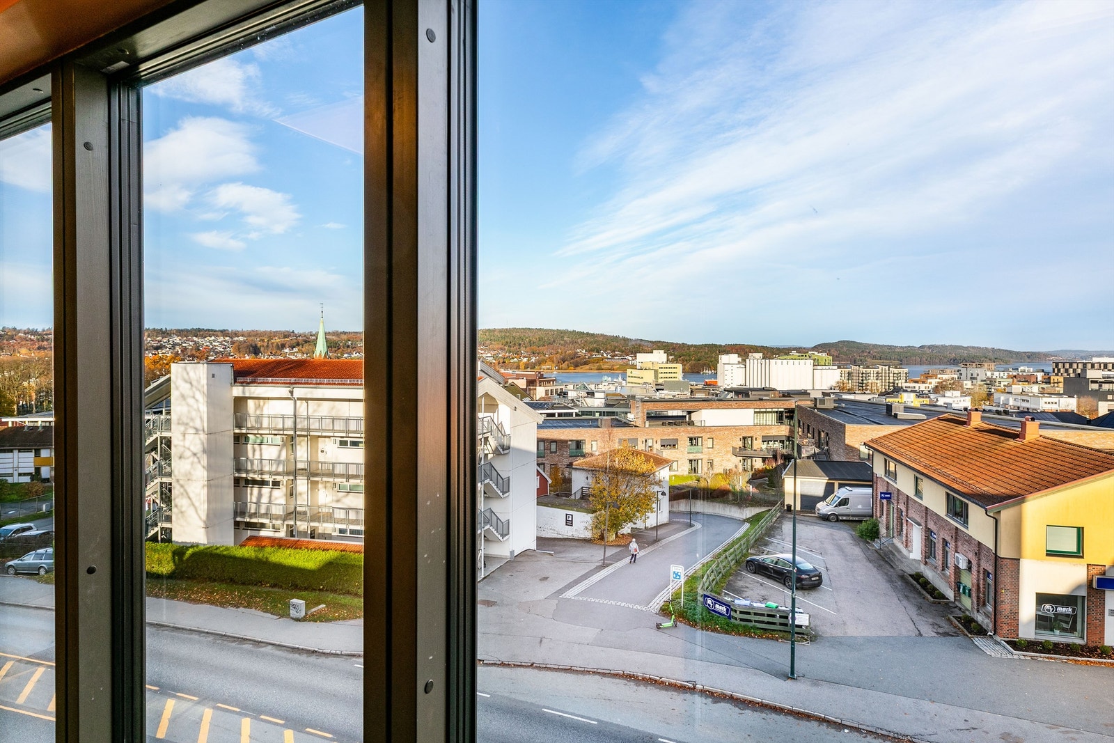 Rett utenfor inngangsdøren sees vid utsikt over byen til Mossesundet og Jeløy. Galleribilde