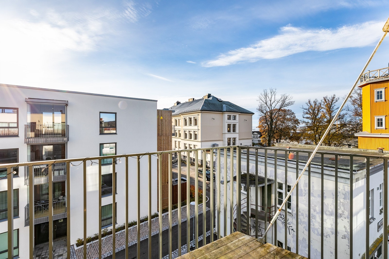 Balkongen vender mot skjermede omgivelser i Skarmyrakvartalet. Her sitter du også henvendt mot solens gang fra morgen til kveld sommerstid. Galleribilde