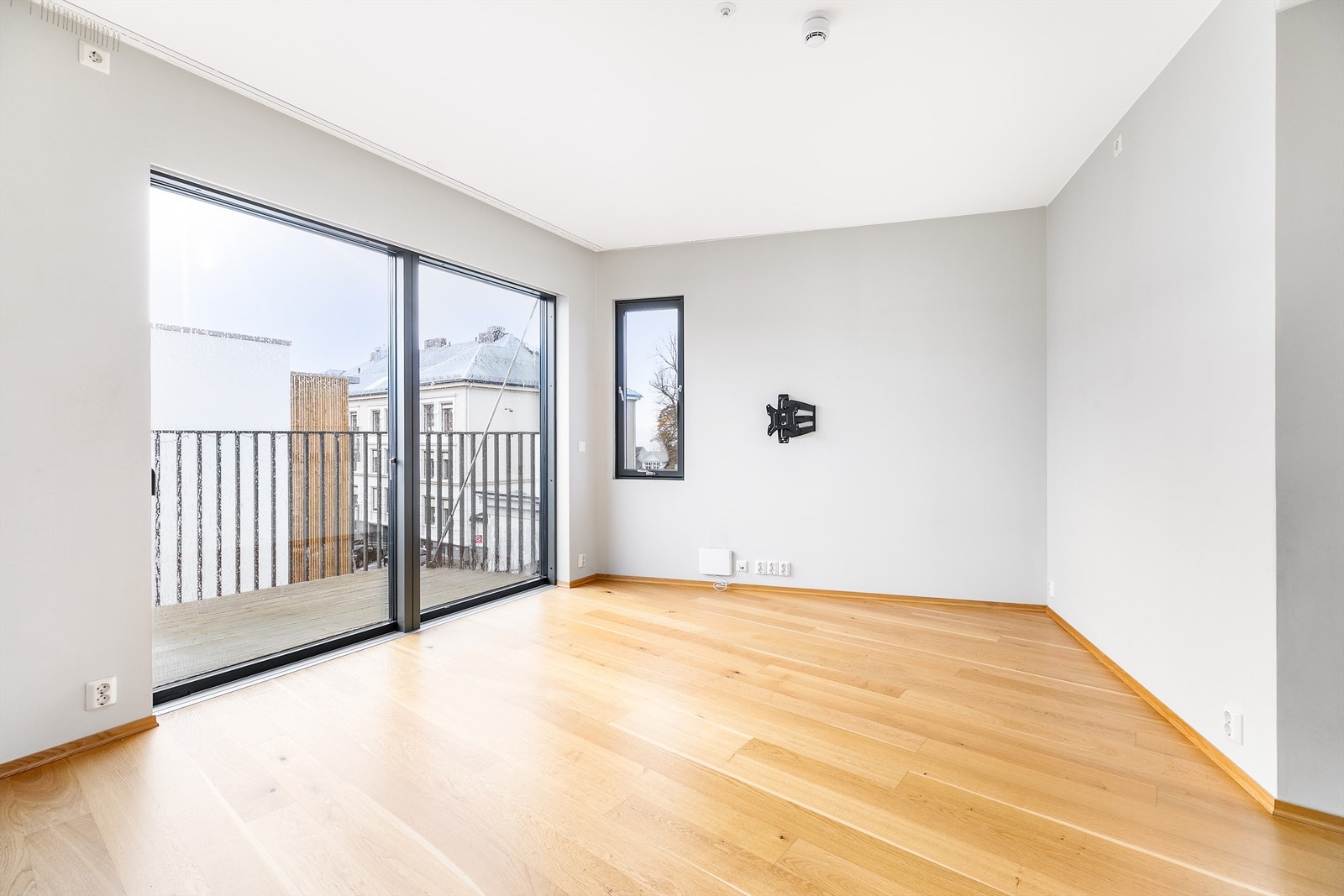 Leiligheten ble ferdigstilt i 2019 med moderne standard og kvaliteter som ekstra himlingshøyde og vannbåren gulvvarme i alle rom. Galleribilde