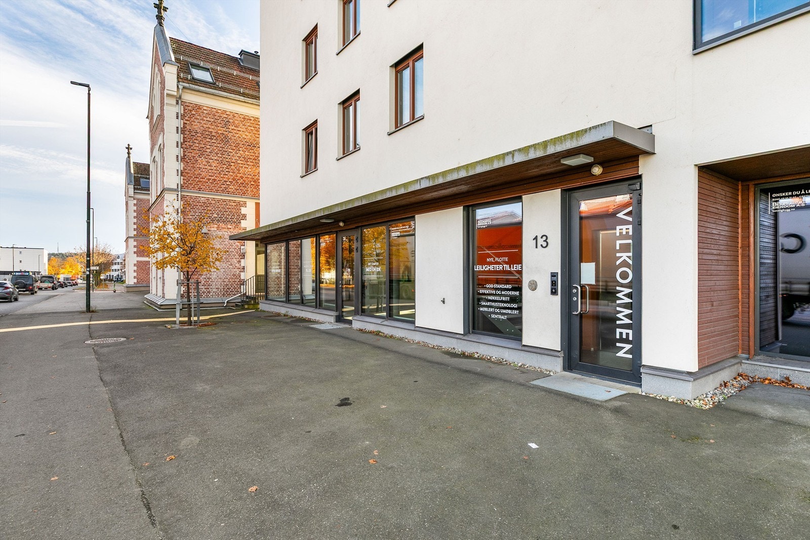 Heis til alle etasjer gir enkel og komfortabel adkomst. Hovedinngangen har calling-anlegg som betjenes fra leilighetens entré. Galleribilde