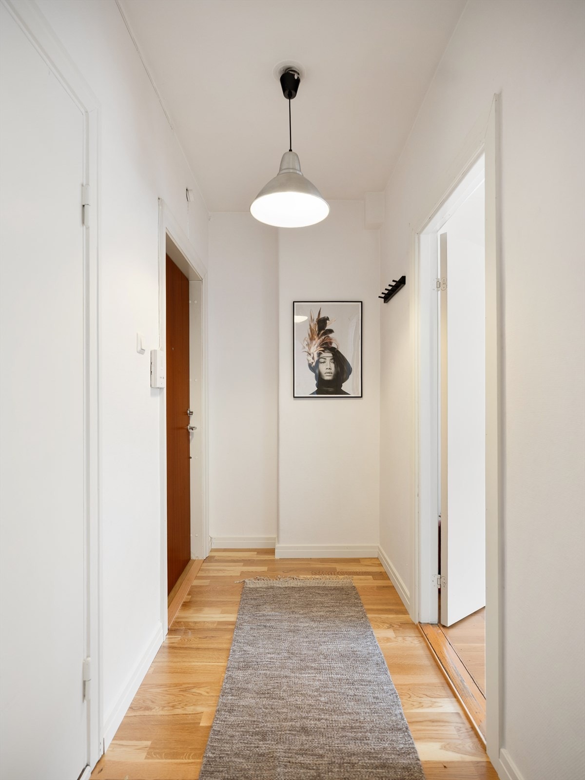 Innbydende inngangsparti med plass til jakkeoppheng og skoavsetning. Velkommen inn! Galleribilde