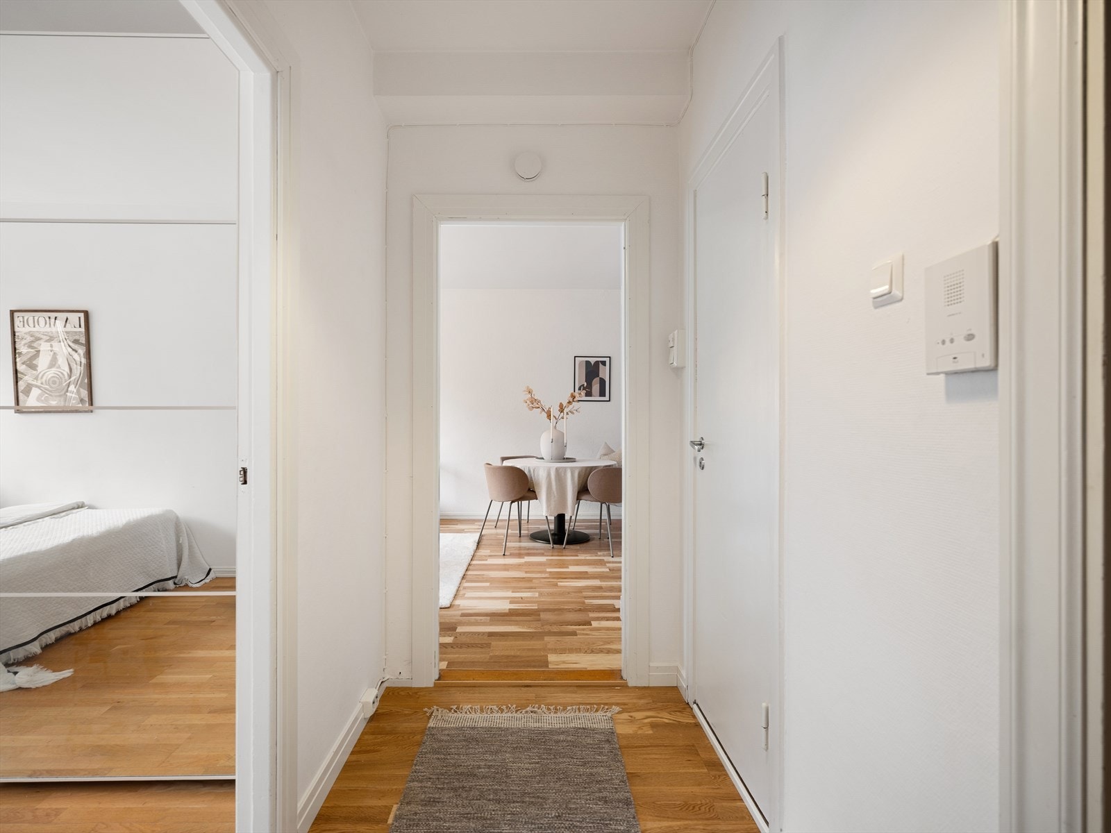 Videre har man adkomst til leilighetens soverom og bad fra gangen. Galleribilde