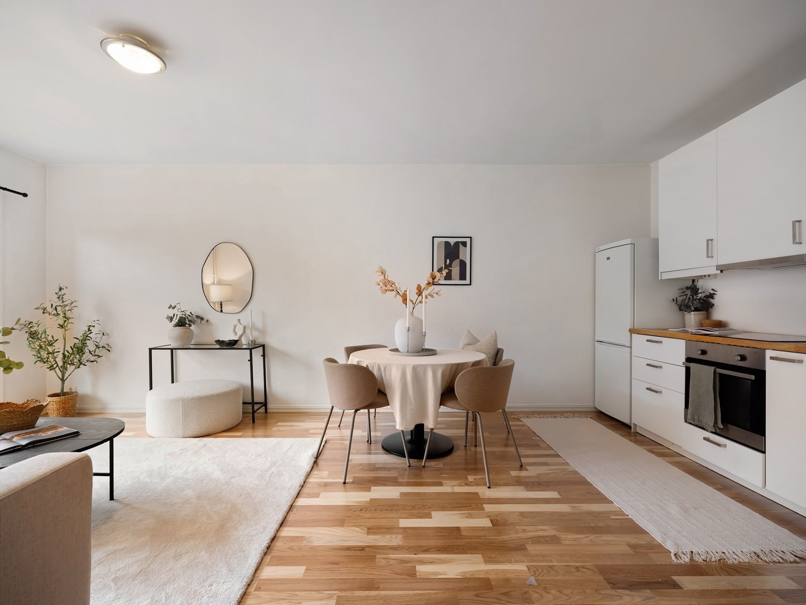 Plass til hyggelig spisegruppe med plass til middagsgjestene. Galleribilde