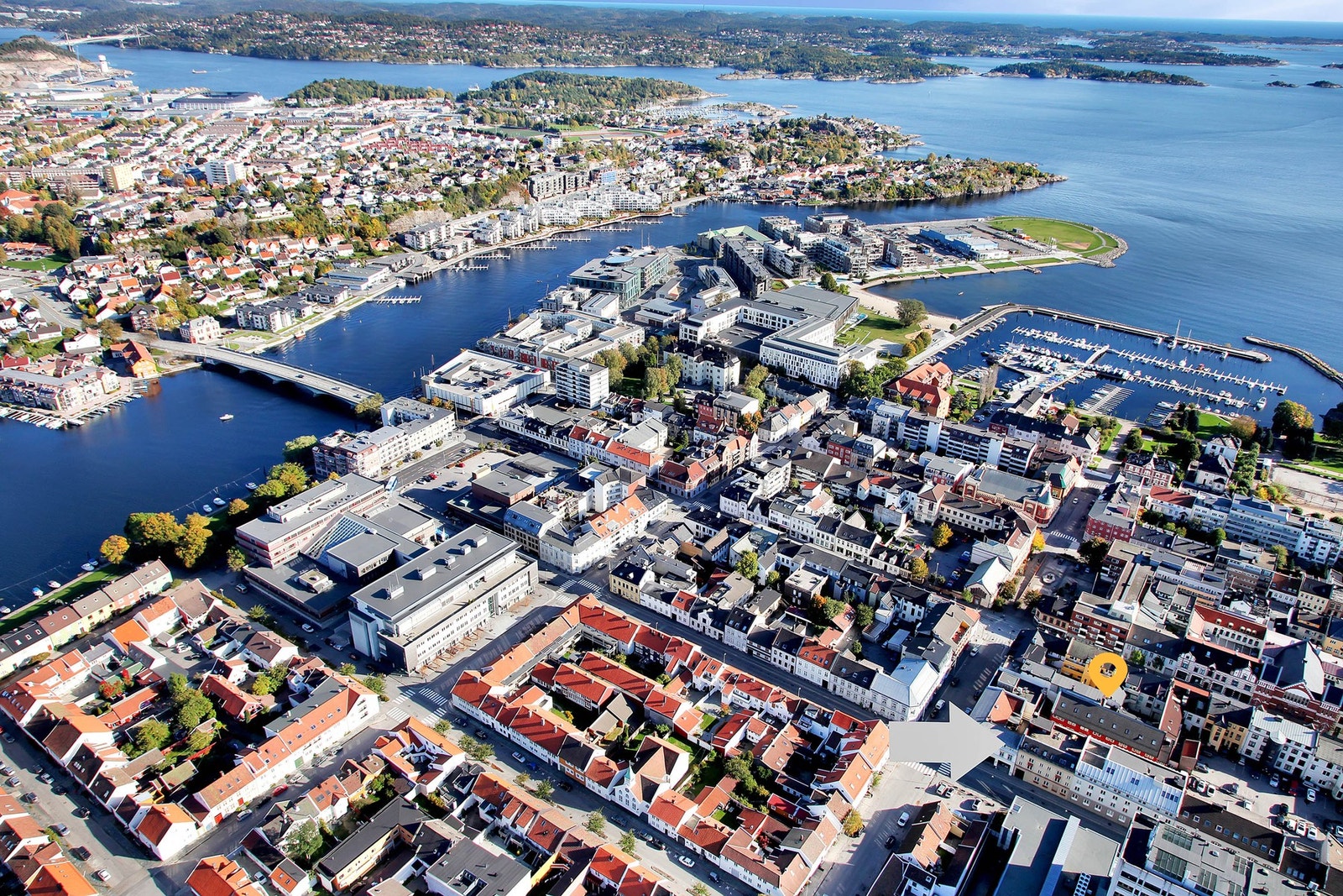 - Den gule pilen viser hvor leiligheten er plassert, altså inngang i bakgården - Galleribilde