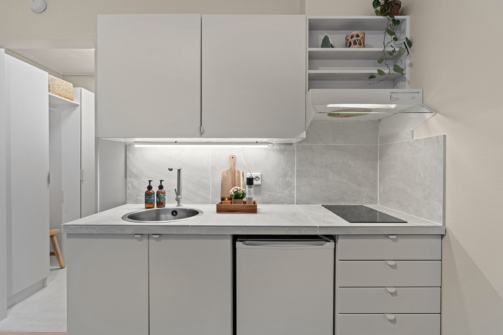 - Pent kjøkken med fliser på kjøkkenbenk | Hvitevarer vil medfølge handelen - Galleribilde