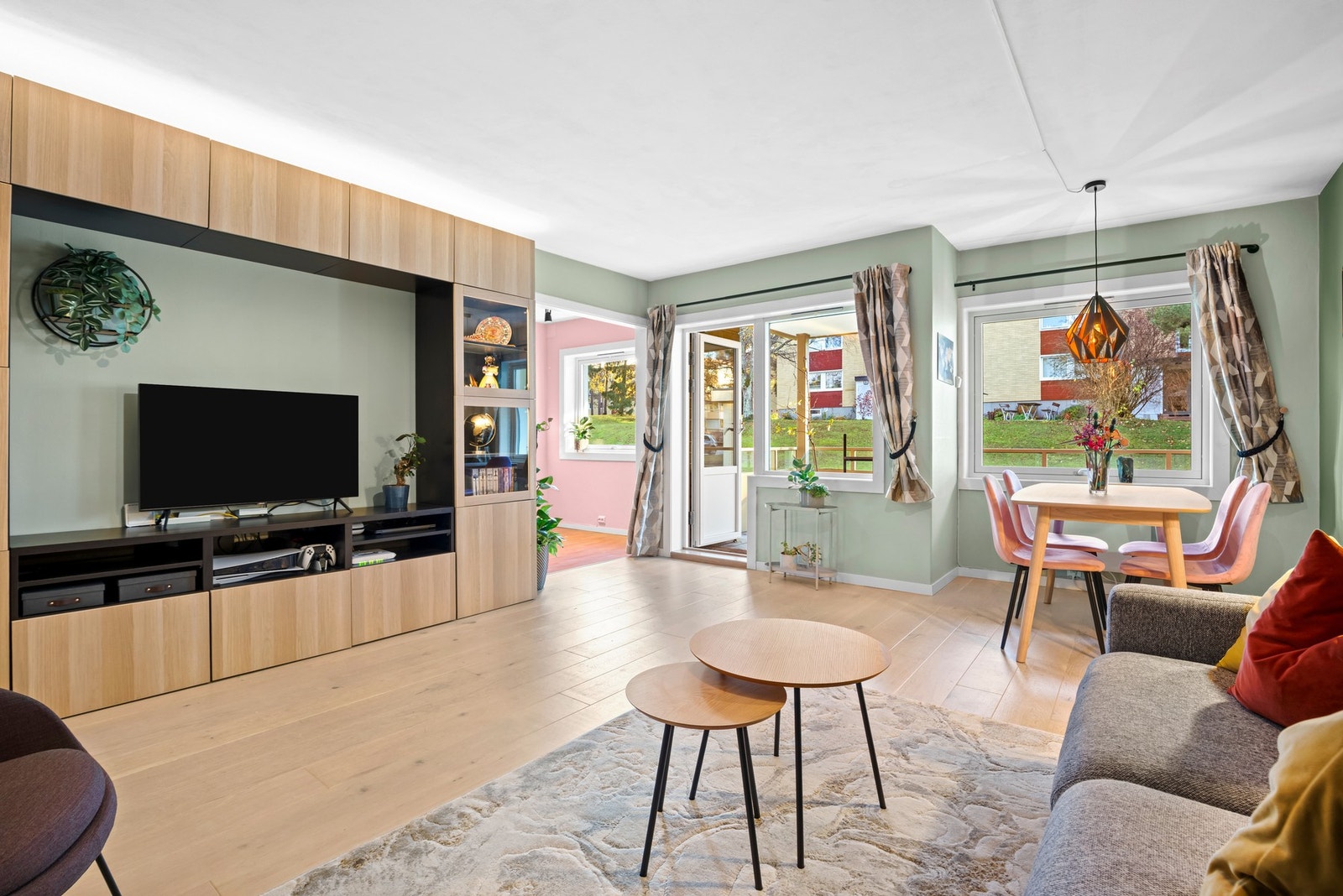Rommet har god plass til både sofa- og tv-løsning, samt en naturlig sone for spisebord, perfekt for hyggelige måltider. Galleribilde