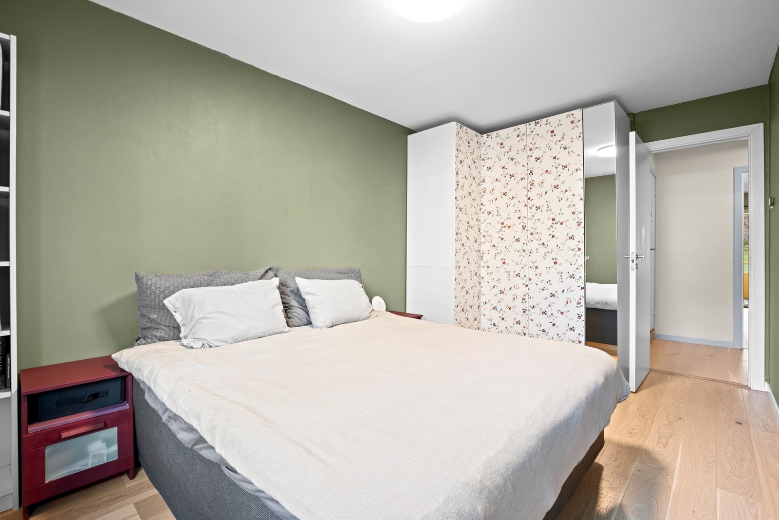 Hovedsoverommet har god plass til å innredes med dobbeltseng, nattbord og dedt er montert en stor garderobeløsning. Galleribilde