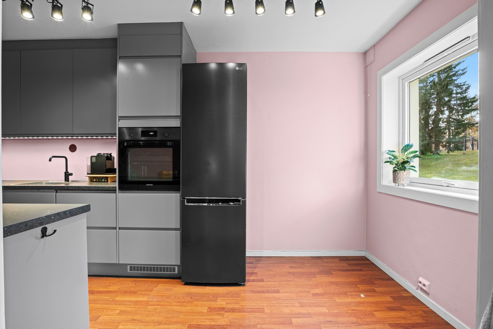 Det er avsatt plass til et frittstående kjøle-/fryseskap, og ved vinduet er det fin plass til et frokostbord. Galleribilde