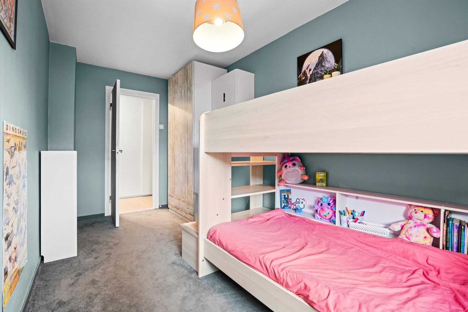 Rommet har god plass til seng, kontorpult og garderobe. Galleribilde