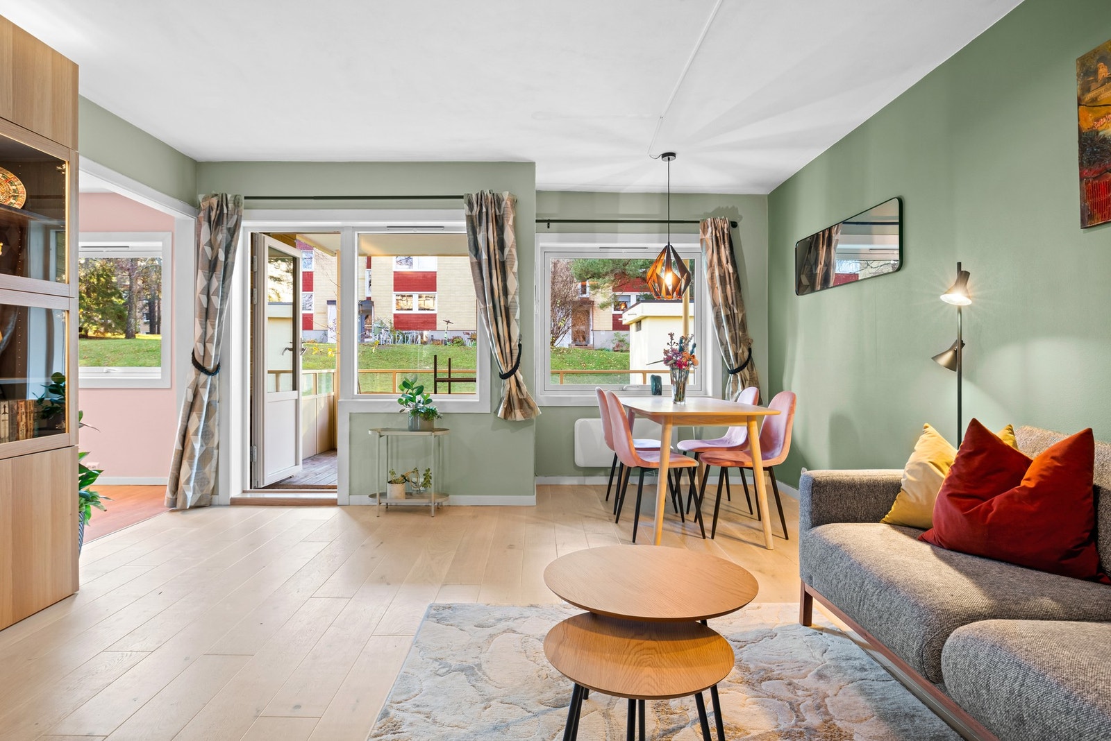 Velkommen til en attraktiv 3-roms med gjennomgående planløsning og stor, vestvendt balkong i første etasje. Beliggenheten er både barnevennlig og sentral. Galleribilde