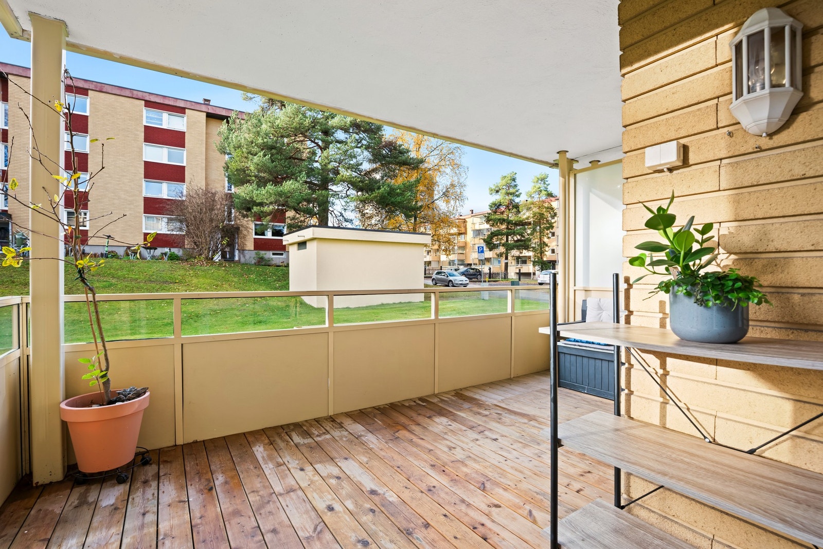 Fra stuen er det utgang til en stor, vestvendt balkong på ca. 11 kvm. Gulvet på balkongen er kledd med terrassebord, rekkverket er plateslått og det er montert dobbelt utestikk. Galleribilde
