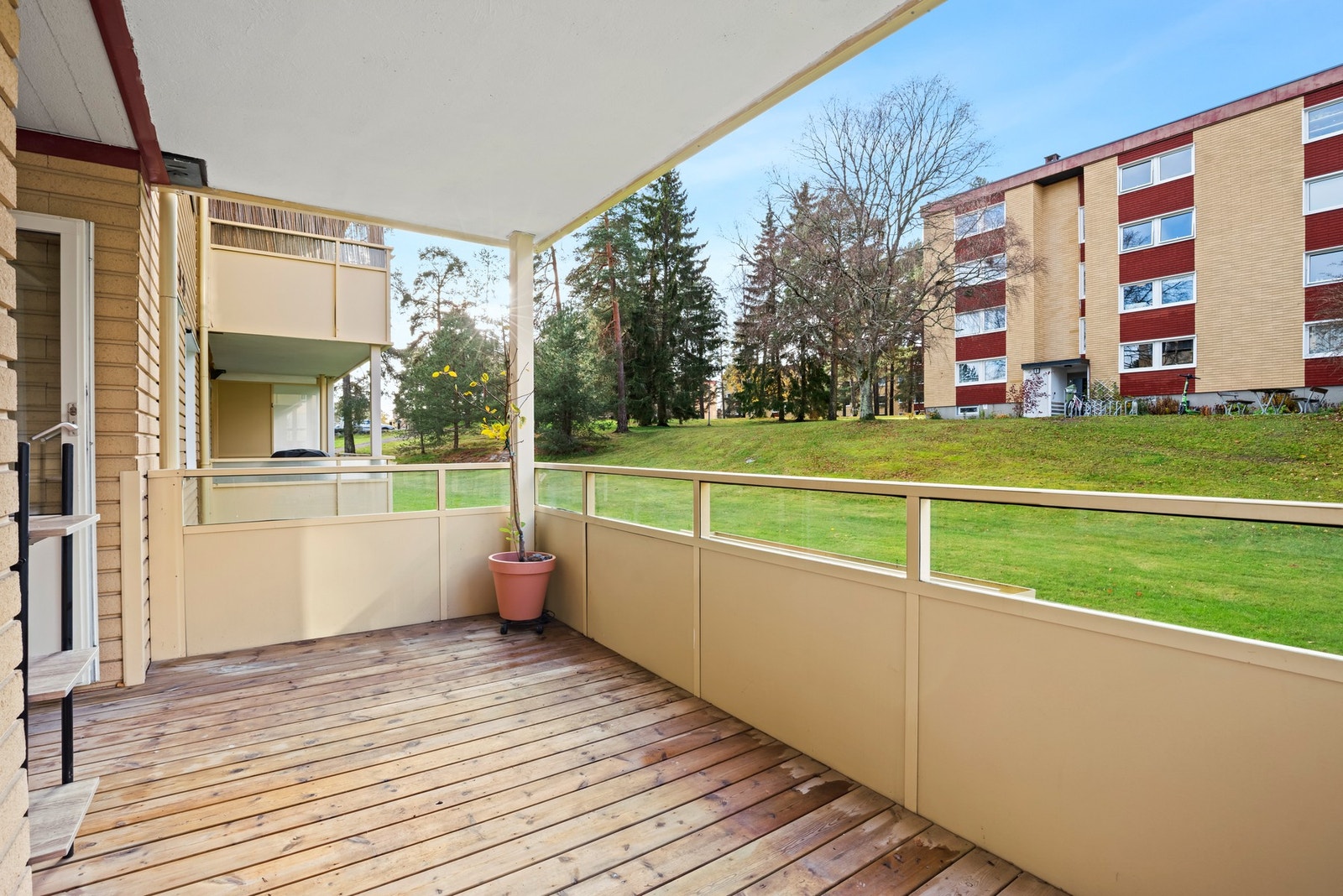 Den romslige uteplassen har god plass til å innredes med komfortable utemøbler og grill. Skjermet og rolig beliggenhet med store grøntarealer utenfor. Galleribilde