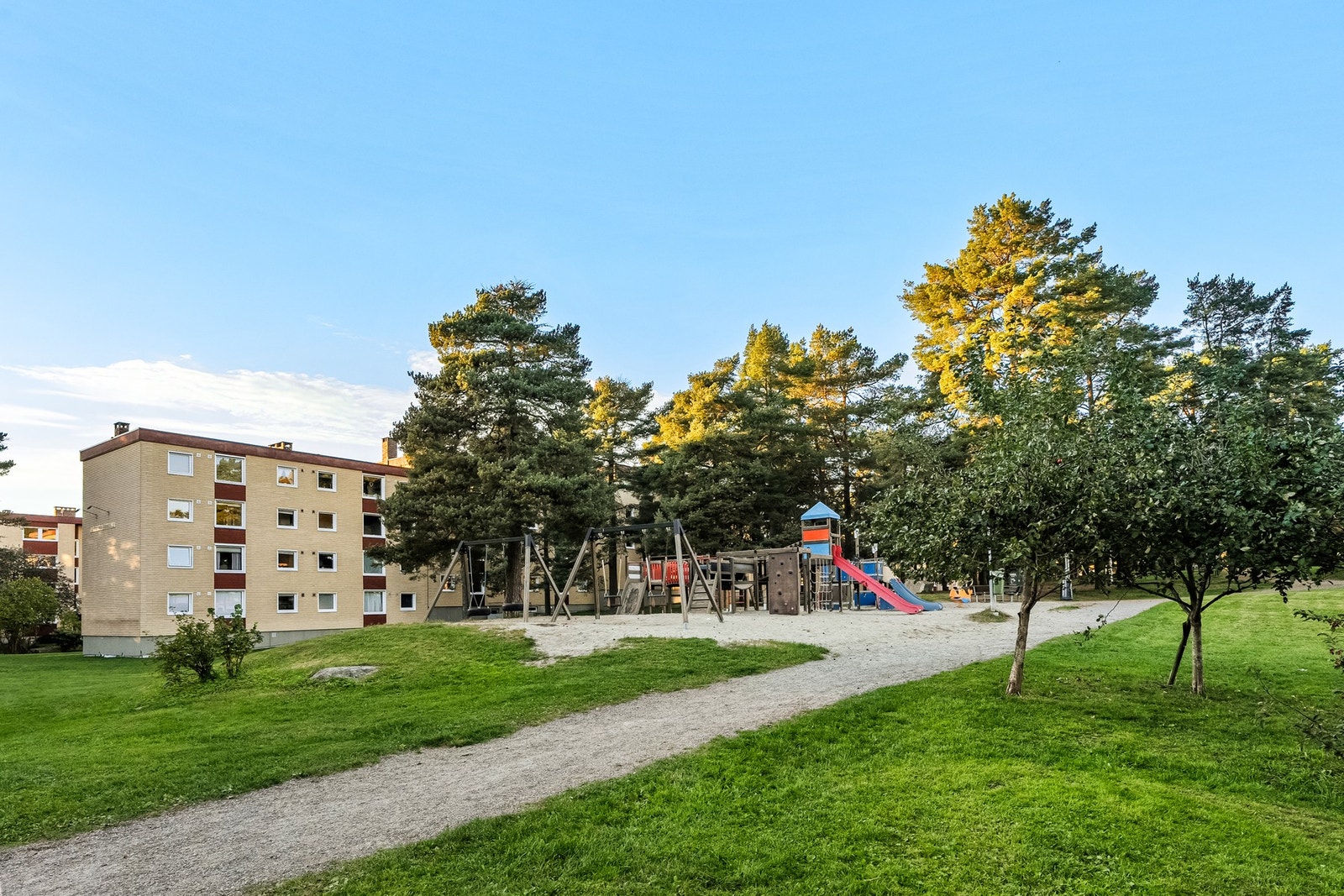 Rundt bebyggelsen er det pent opparbeidede fellesarealer med plen, trær, beplantning og asfalterte gangveier. Det er lekeplass på feltet og borettslaget har ellers en egen fotballbane til barnas store glede. Galleribilde