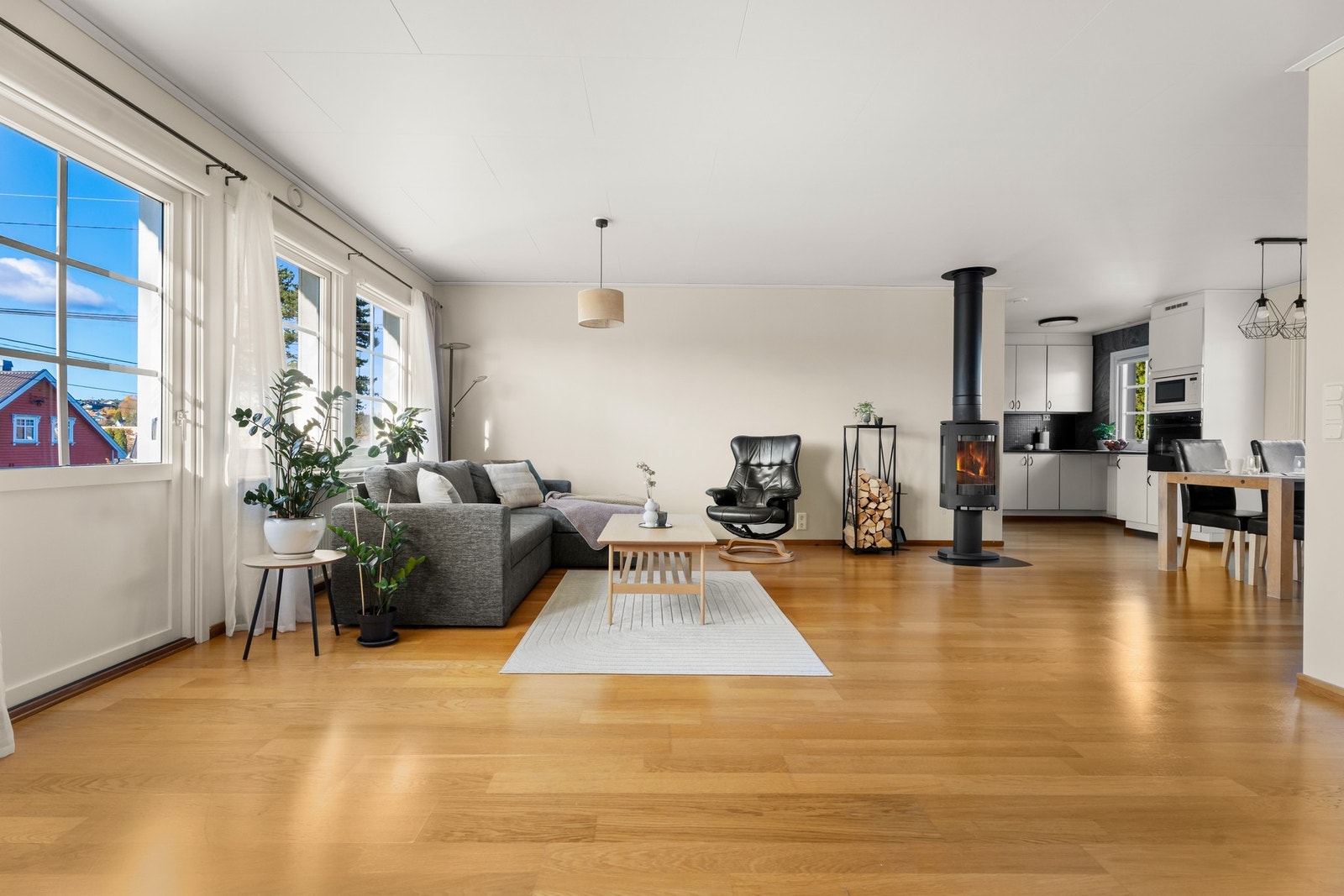 I stuen er det god plass til en sofagruppe og tilhørende møblement, samt en spisegruppe i tilknytning til kjøkkenet Galleribilde