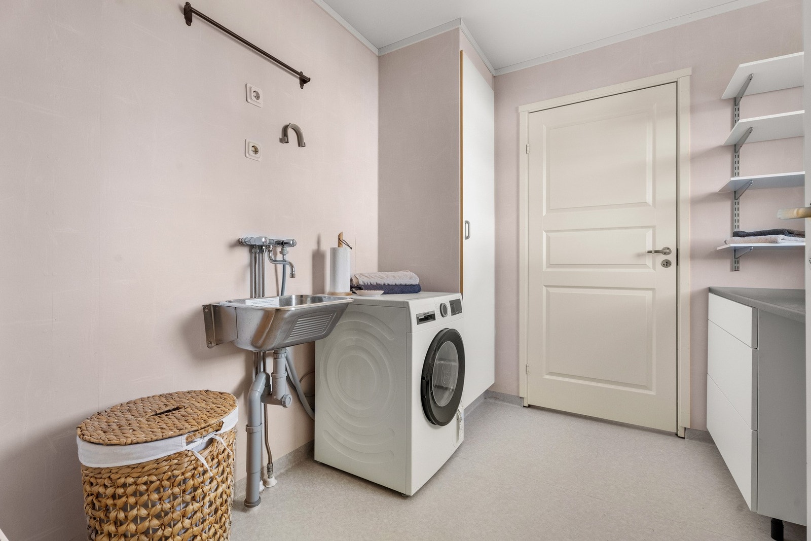 Rommet har innredning med slette fronter og laminat benkeplate. Opplegg og plass til vaskemaskin m.m. Galleribilde