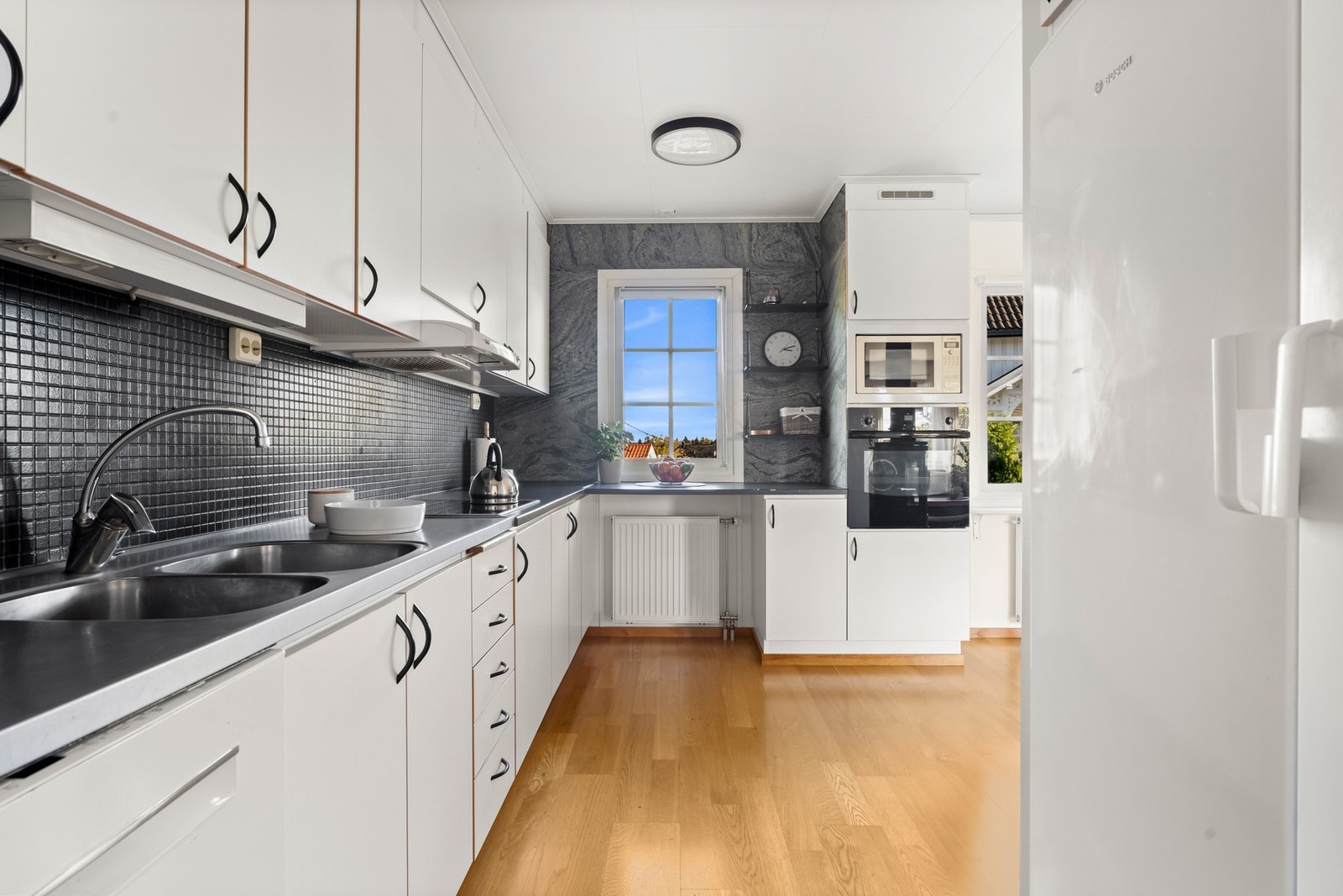 Det er integrerte hvitevarer som mikro, stekeovn og platetopp Galleribilde