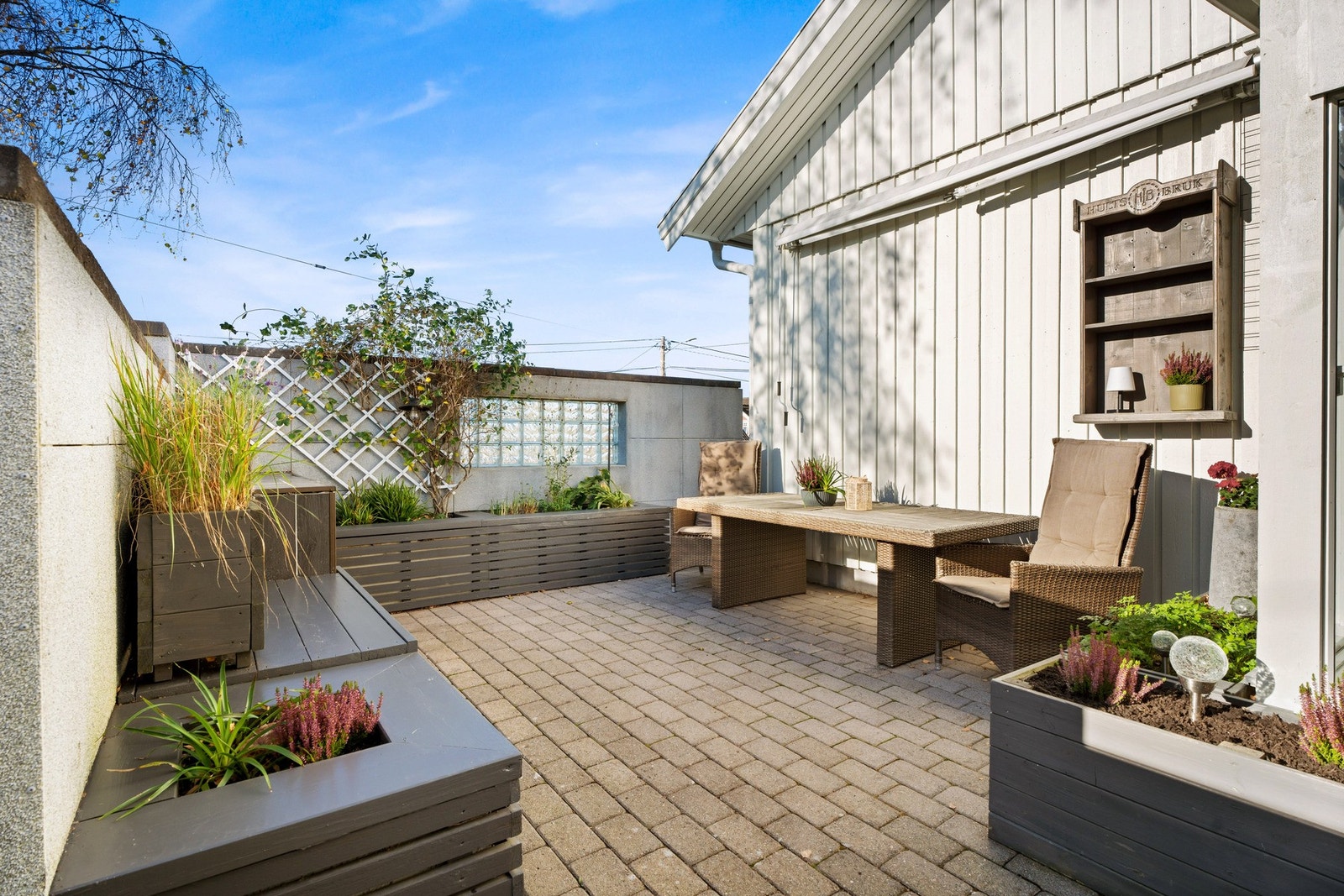 Videre fra vinterhagen kommer du til en annen trivelig uteplass med gode solforhold Galleribilde