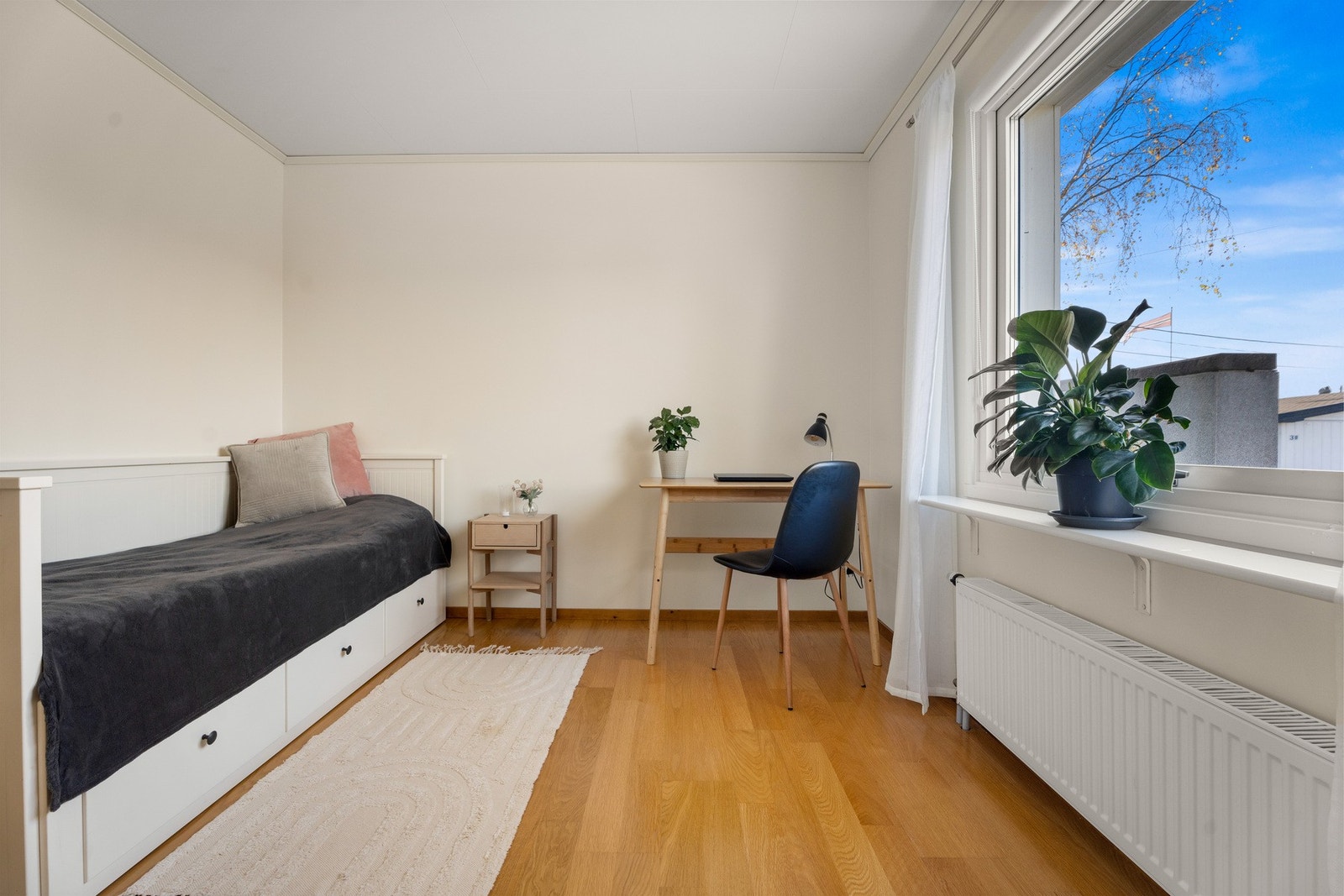 Soverom med god plass til seng og tilhørende møblement, samt garderobe Galleribilde