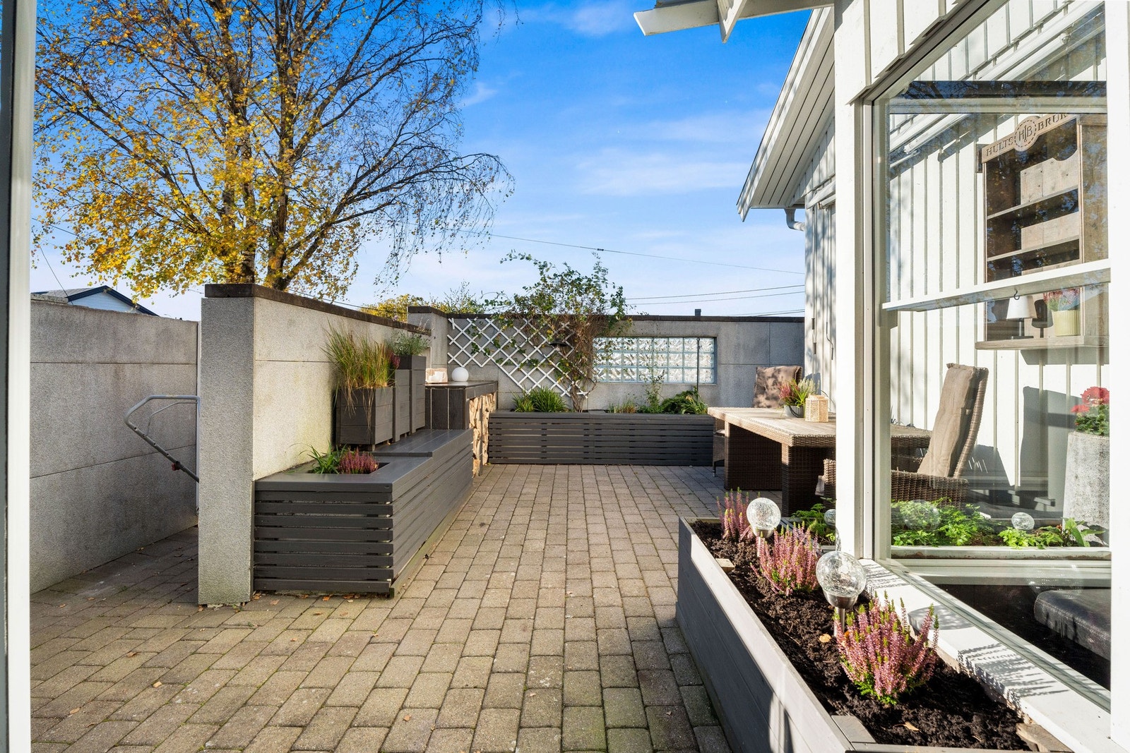 Uteplassen er skjermet for innsyn og her kan fine sommerkvelder nytes Galleribilde