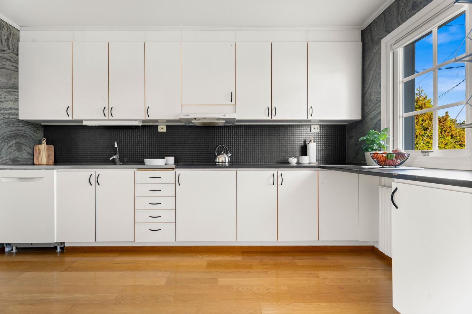 Det er fliser på vegg over benk for et pent og praktisk uttrykk Galleribilde