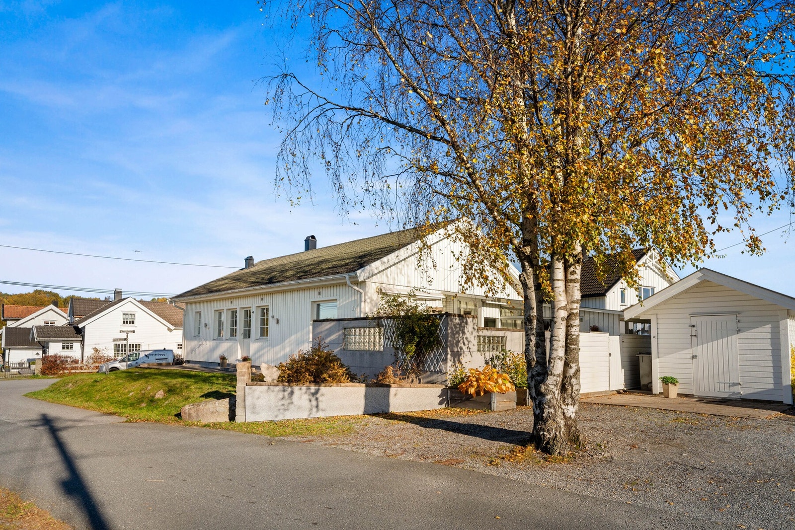 Det er belegningsstein rundt huset og for øvrig er det
plenarealer, varierende beplanting og grus Galleribilde