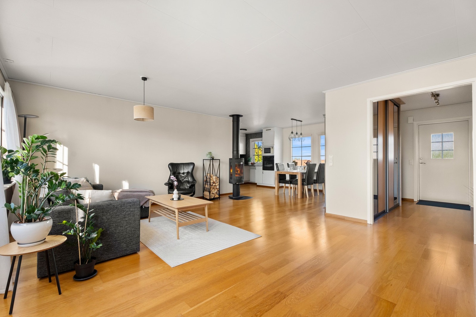 Det er vannbåren varme i radiatorer som sørger for en jevn og god temperatur, samt en lukket vedovn Galleribilde