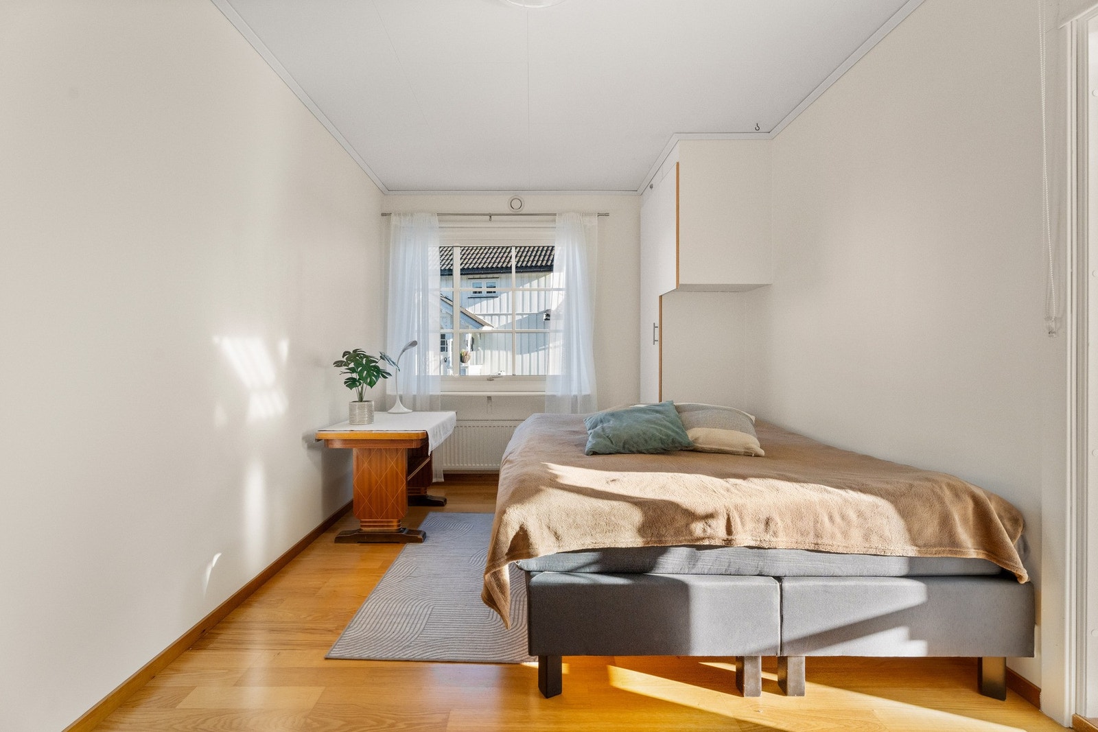 Soverom II med plass til dobbeltseng og romslig garderobeskap Galleribilde