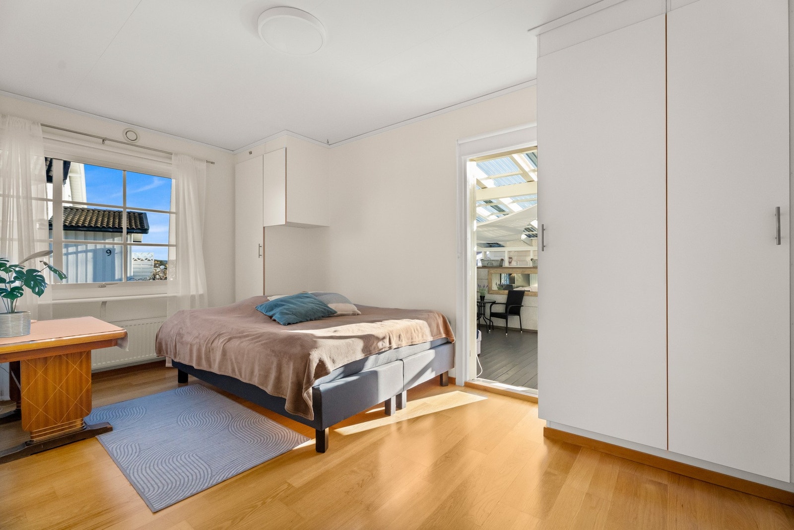 Fra soverommet er det utgang til vinterhagen og videre uteplass Galleribilde