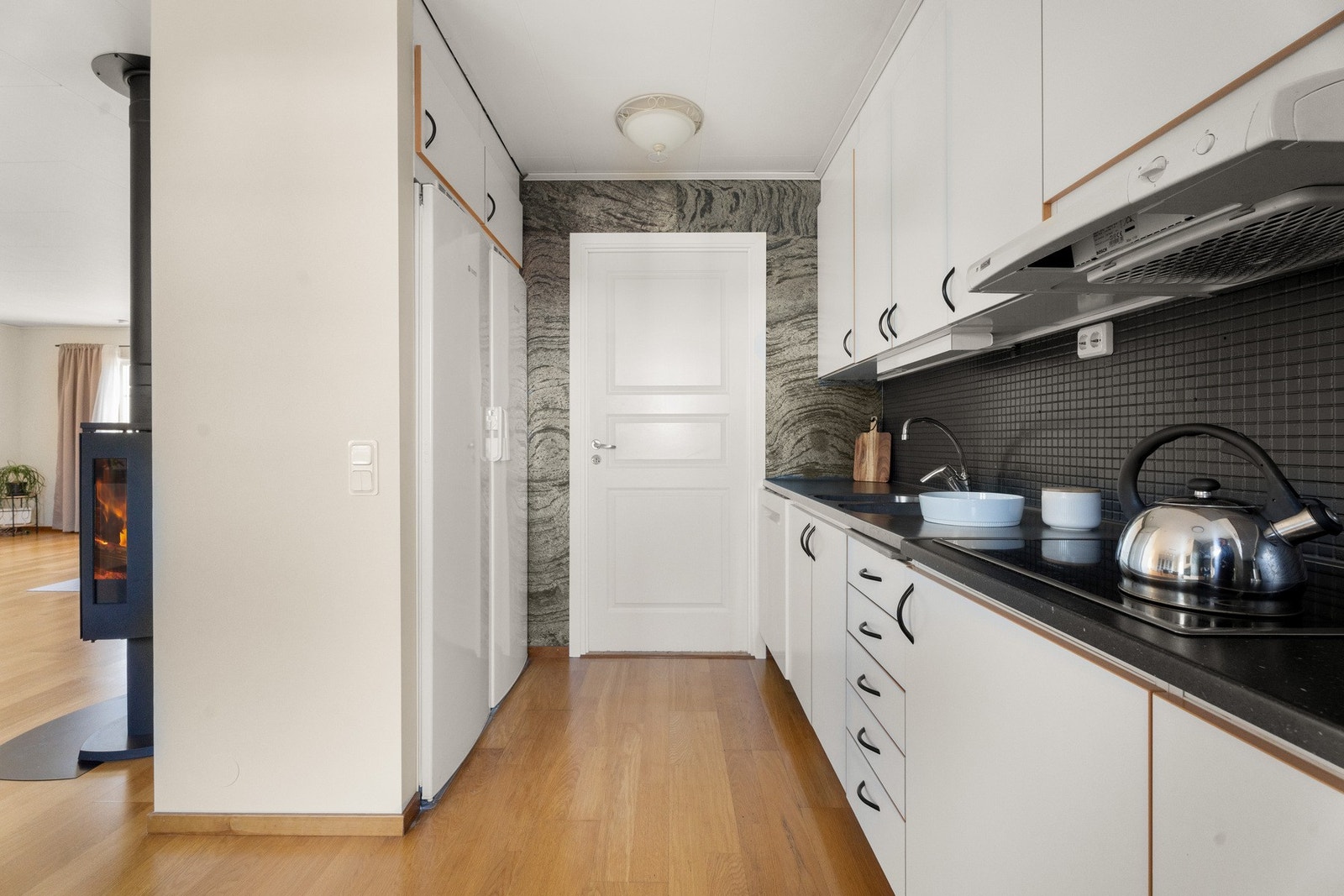 Videre fra kjøkkenet kommer man til vaskerom og bodrom Galleribilde