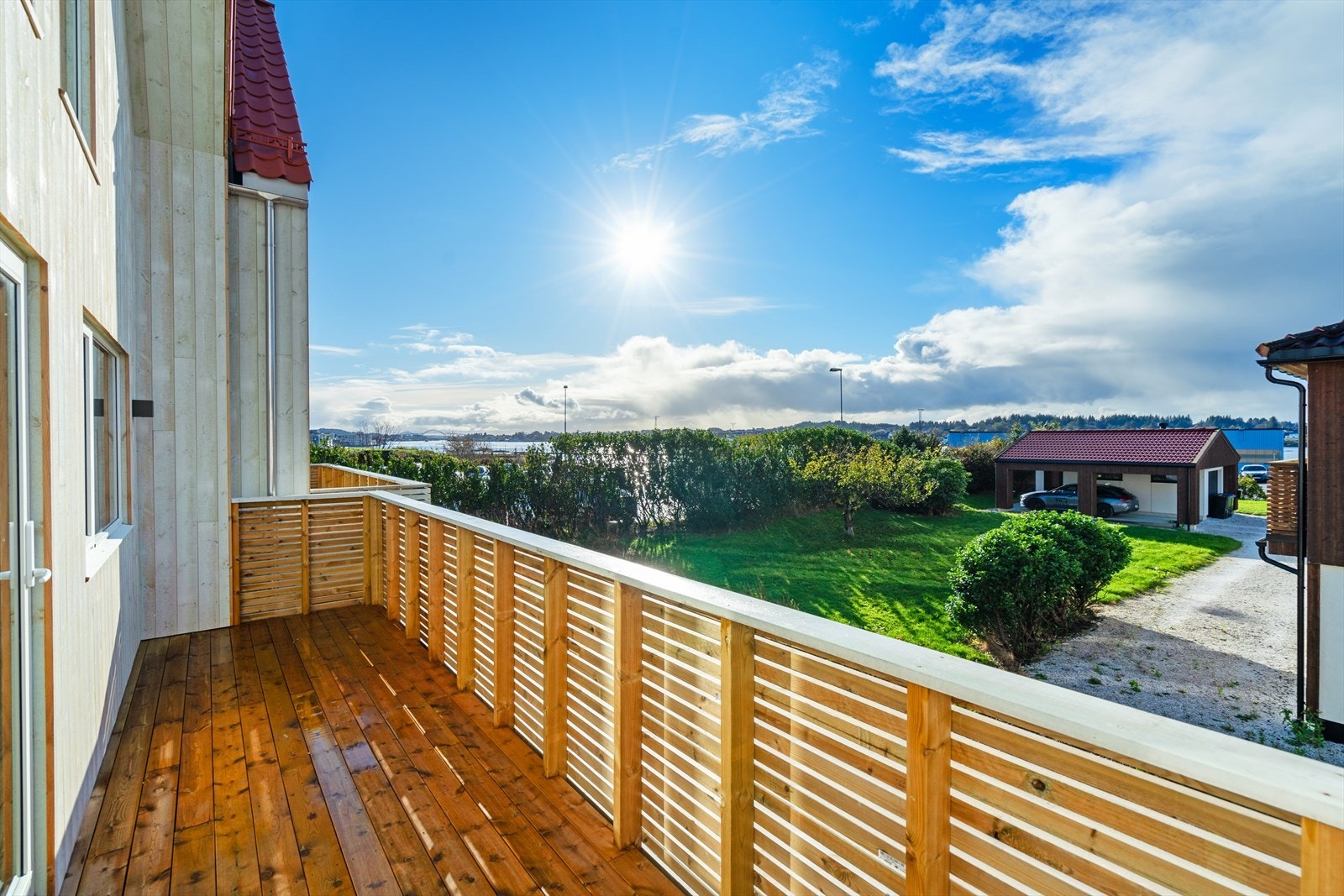 Balkong med god plass til hagemøbler Galleribilde