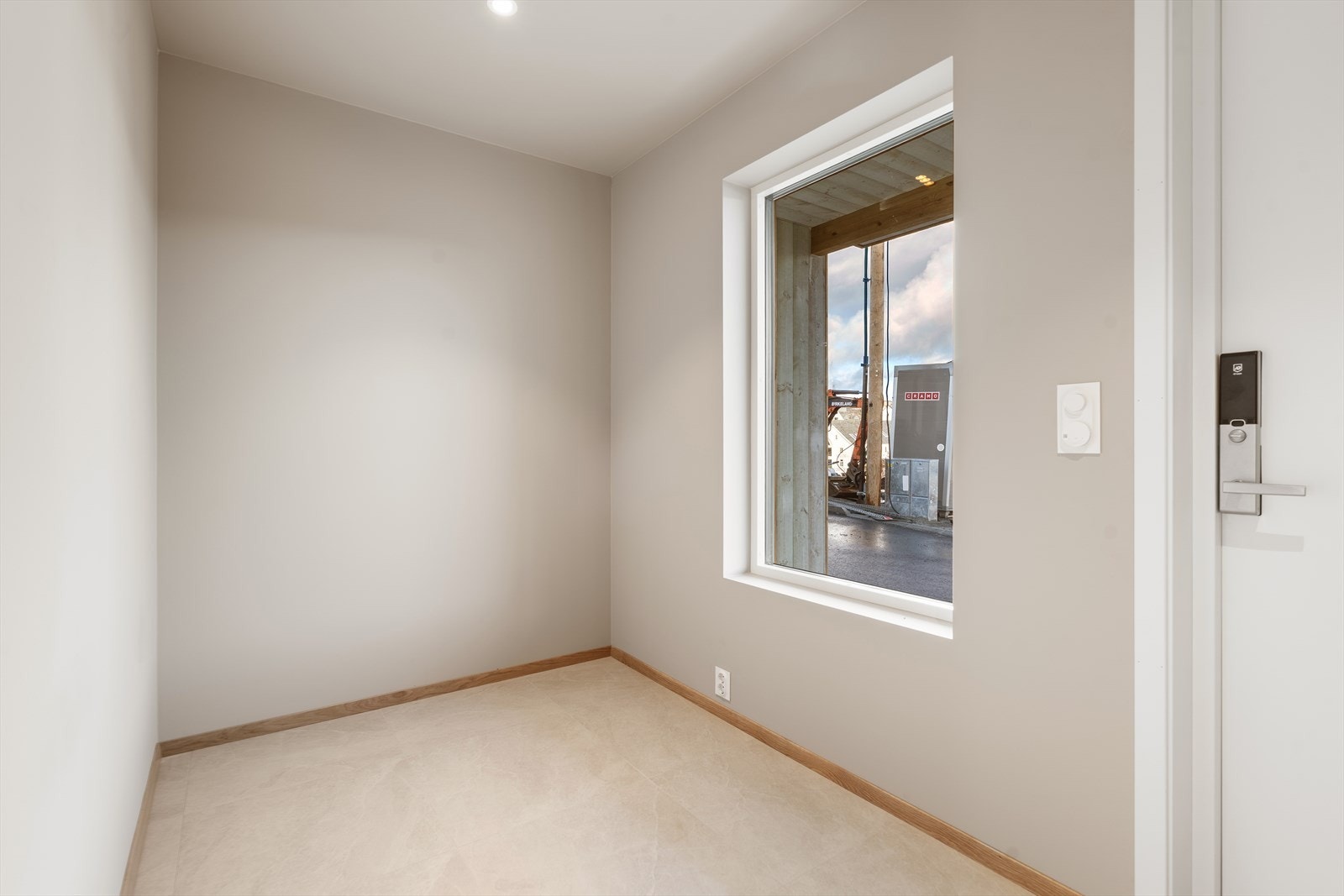 Romslig entré med god plass til garderobeløsning Galleribilde