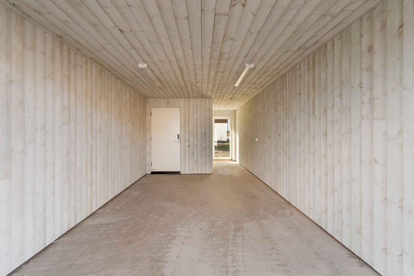 Sportbod i carport og gjennomgang til hage Galleribilde