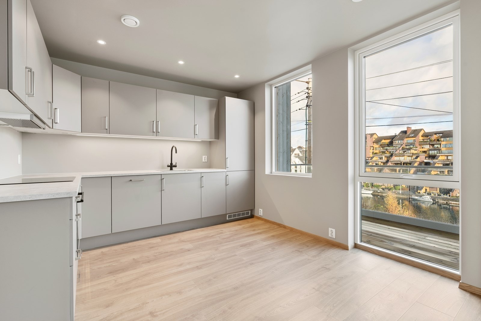 Nytt og delikat kjøkken med integrerte hvitevarer Galleribilde