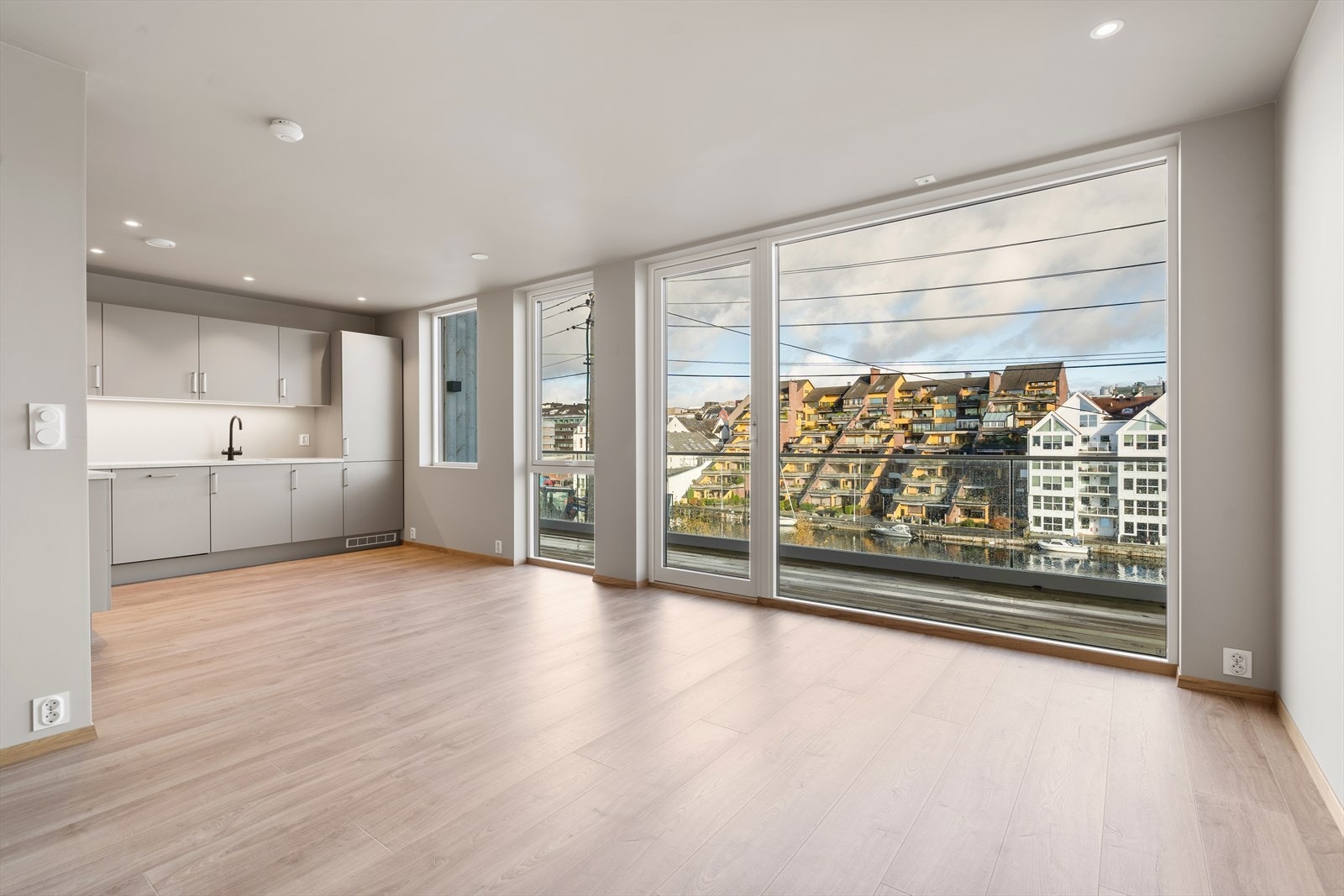 Rekkehuset er helt nytt og holder svært god standard med smakfulle kvaliteter og materialvalg Galleribilde