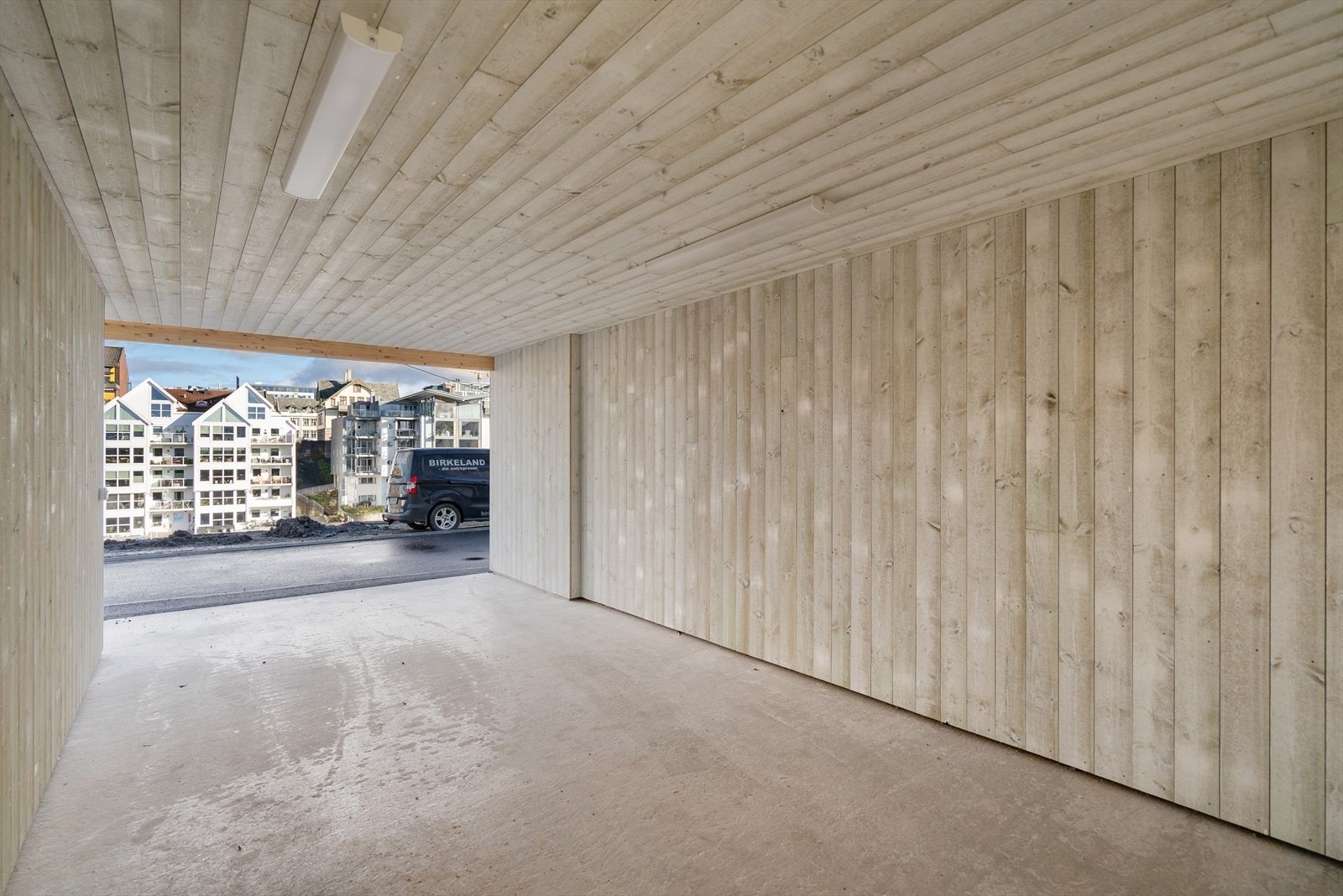 Parkering i egen carport med strøm lagt opp til elbillader Galleribilde