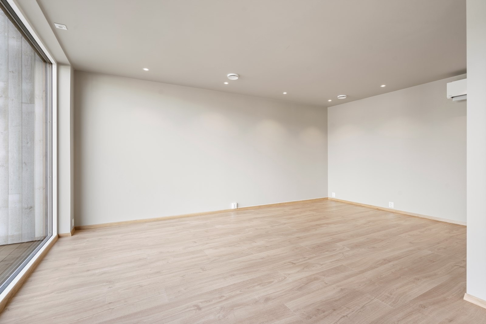 Gode møbleringsmuligheter med god plass til spisebord og sofagruppe Galleribilde