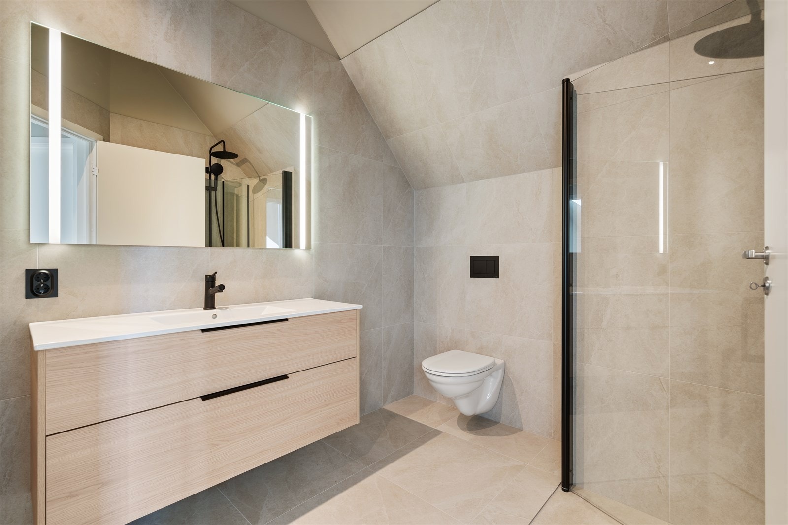 Flott, helfliset bad med svært delikate fliser og varmekabler i gulvet Galleribilde