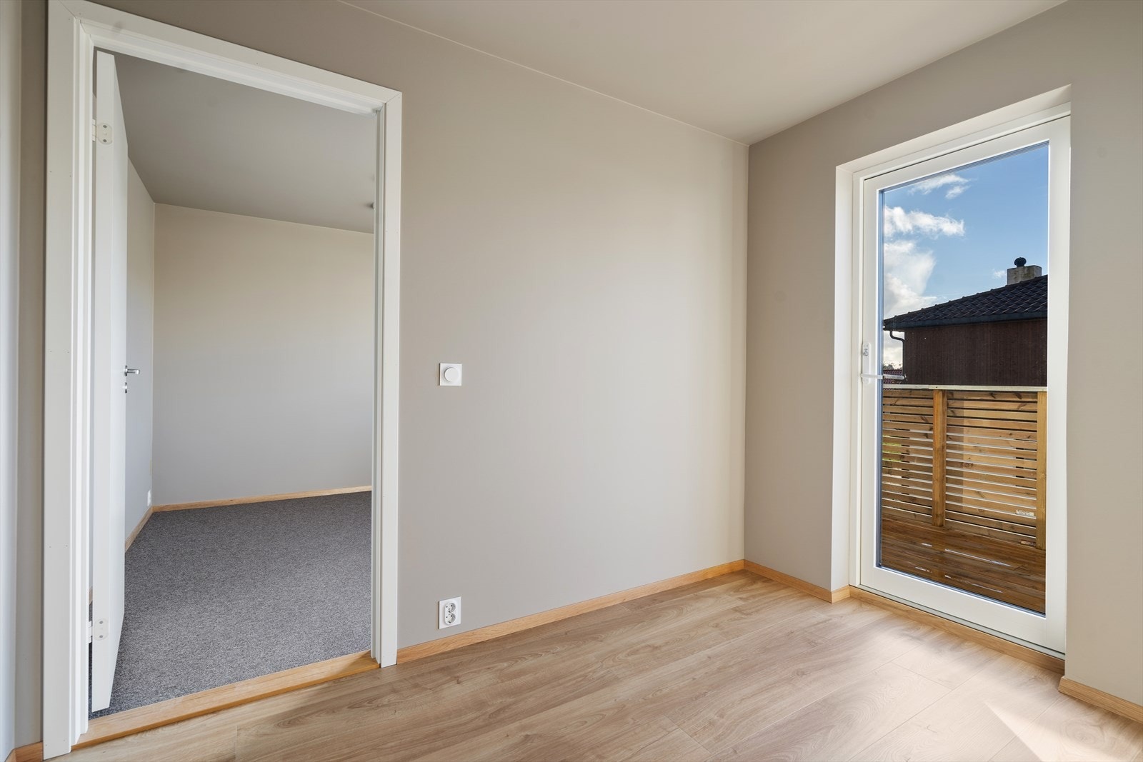 Utgang til vestvendt balkong med gode solforhold Galleribilde