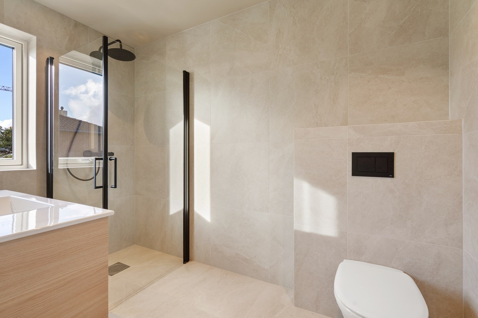 Nydelig, helfliset bad med varmekabler i gulvet Galleribilde