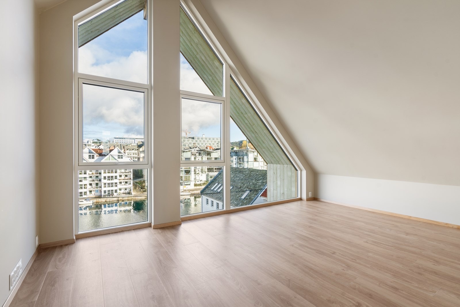 Loftstue/soverom nr. 2 med nydelig sjøutsikt og mye naturlig lys. Galleribilde