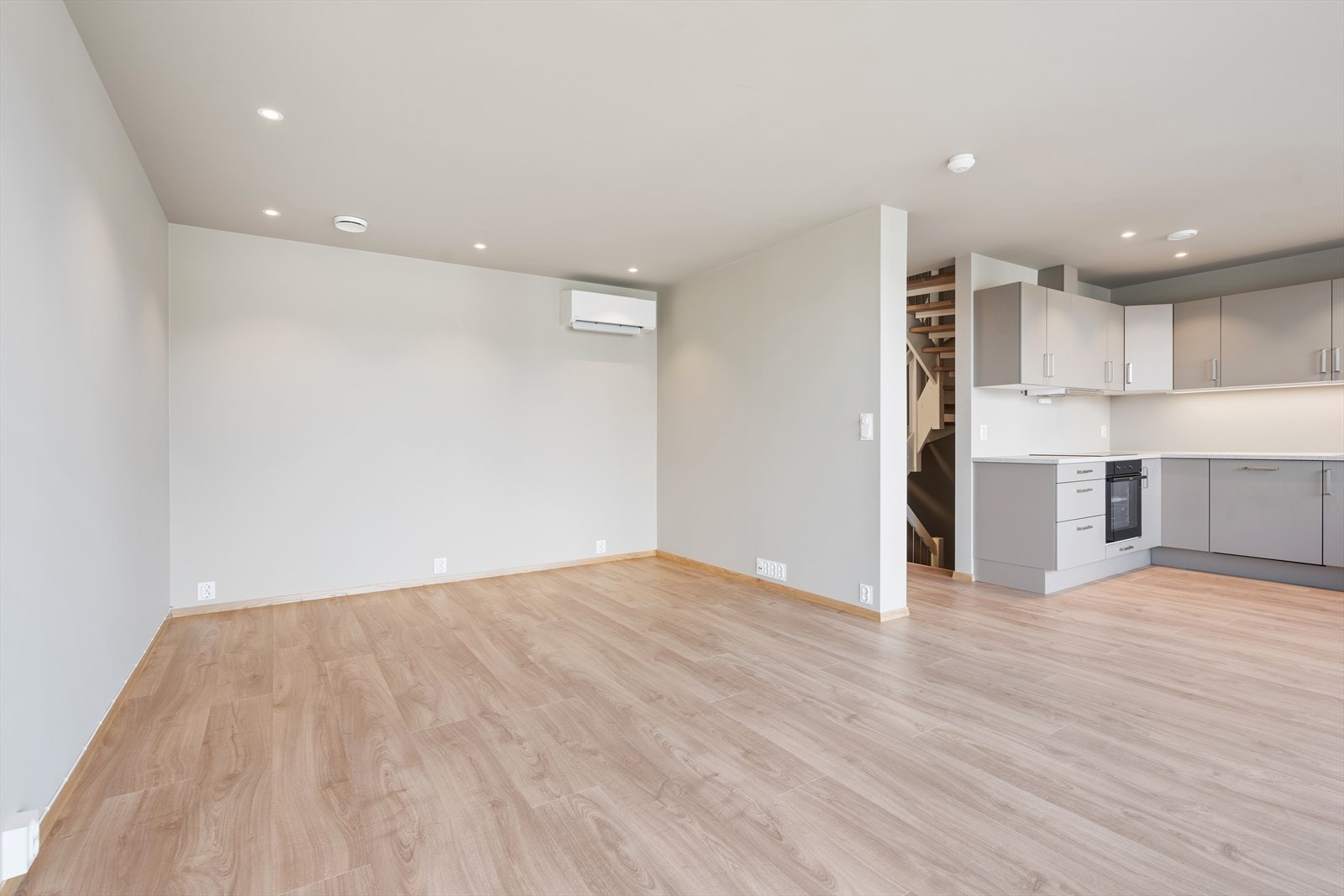 Stuen er pent innredet med tidsriktige fargevalg og lekkert laminatgulv Galleribilde