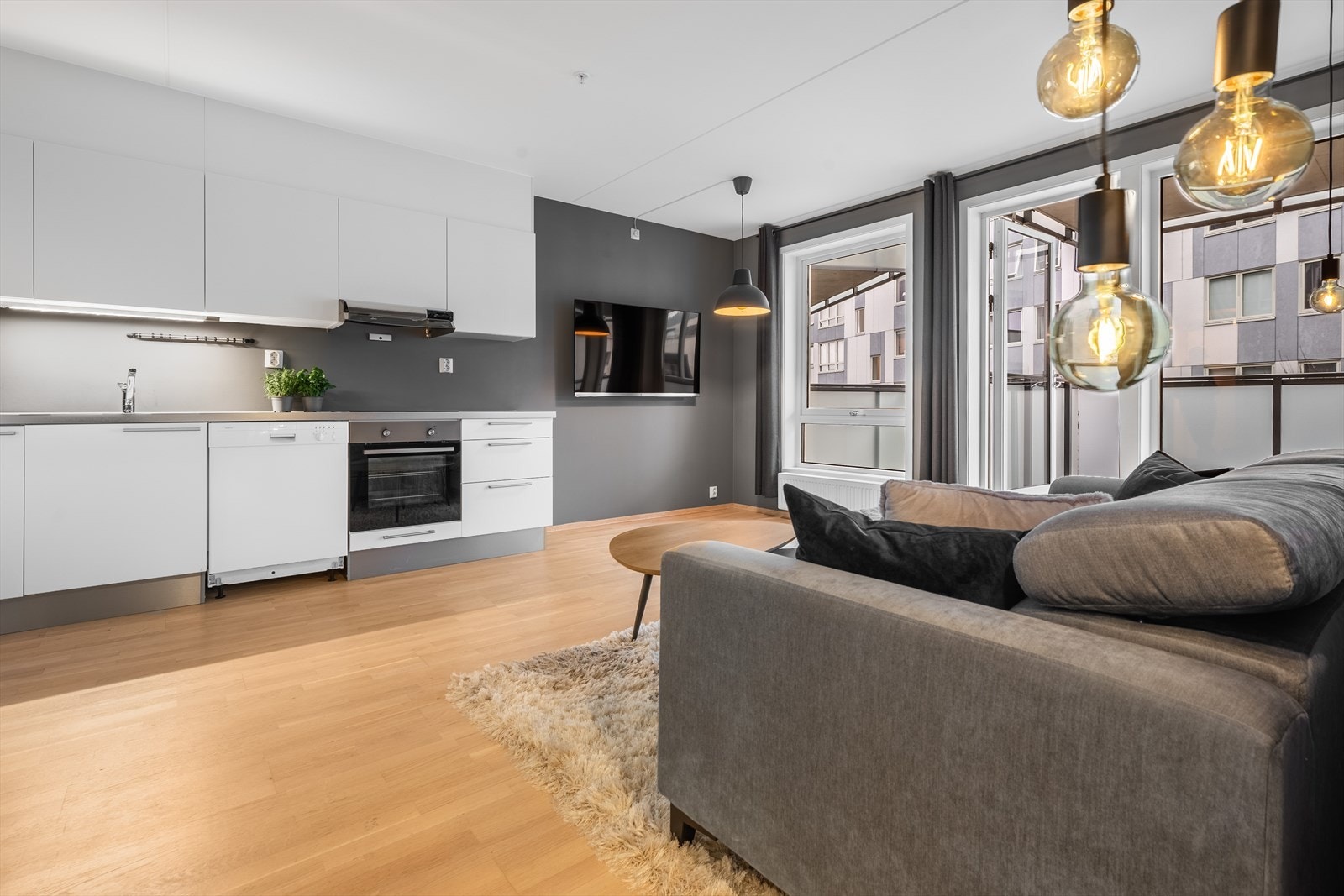 Allrommet har store vindusflater for rikelig med naturlig lysinnslipp. Galleribilde