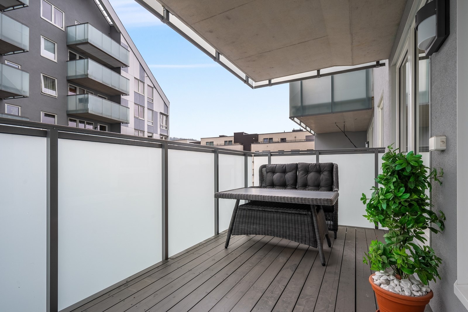 Overbygd balkong med belysning og utestikk. Galleribilde